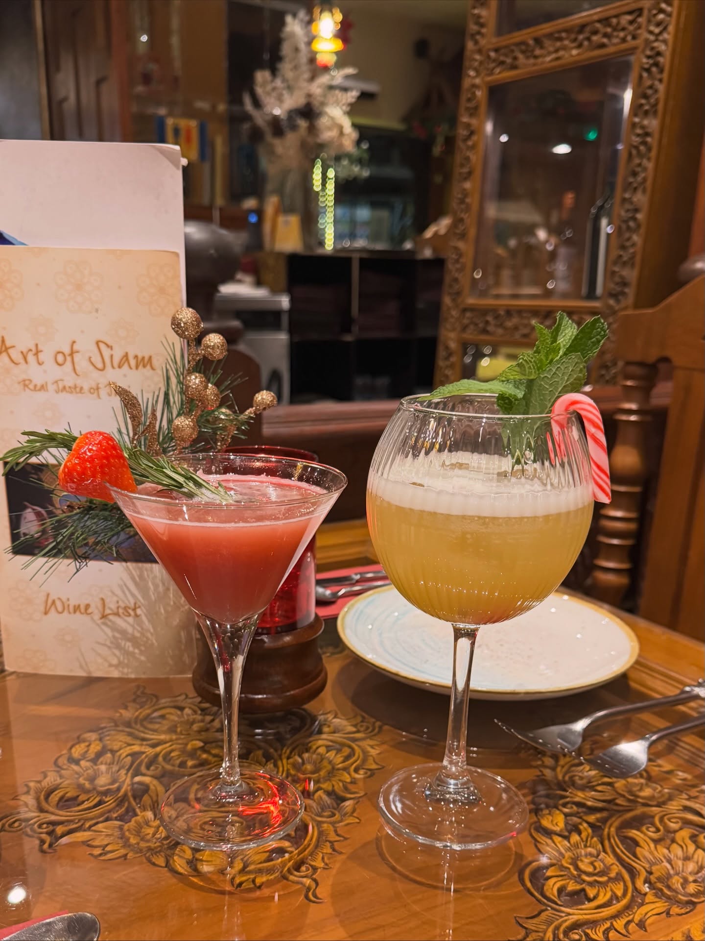 Our Christmas cocktails are here… and they’re as magical as the season itself! ❄️✨
🍓 Merry Strawberry Kiss
A sweet, festive blend of strawberry, raspberry and a hint of winter sweetness — the perfect holiday romance in a glass.
🌴 Christmas in Paradise
A tropical Christmas escape with coconut, pineapple and a golden holiday glow. One sip and you’re celebrating Christmas with a warm tropical breeze.
Whether you’re craving something sweet, fruity, or tropical… we’ve got your festive sparkle right here. ✨🎄
Come and enjoy the magic at Art of Siam.