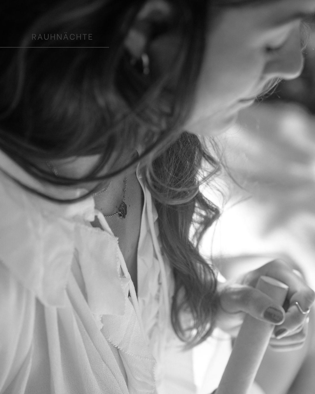 Die Rauhnächte gehören zu den stillsten, ehrlichsten Momenten des Jahres.
Zwölf Nächte, in denen die Welt etwas leiser wird – und unsere innere Stimme klarer.
Es ist eine Zeit des Innehaltens.
Eine Zeit, in der wir uns fragen dürfen:
Was möchte ich loslassen? Was darf mich ins neue Jahr begleiten? Und was möchte neu entstehen?
Rituale, Journaling, kleine Momente der Achtsamkeit und bewusste Innenschau helfen dabei, Klarheit zu finden – nicht durch Druck, sondern durch Ruhe.
Wenn du dir dieses Jahr eine sanfte Begleitung wünschst, weniger Chaos und mehr Bewusstsein, begleite ich dich durch alle 12 Nächte.
Mit Reflexion, Ritualen, Impulsen und, wenn du möchtest, einer geführten Reise und einer individuell zusammengestellten Ritualbox.
Die Rauhnächte sind eine Einladung:
zur Ruhe, zur Klarheit, zu dir.
✨ Die Anmeldung ist geöffnet – alle Infos findest du über den Link in meiner Bio.