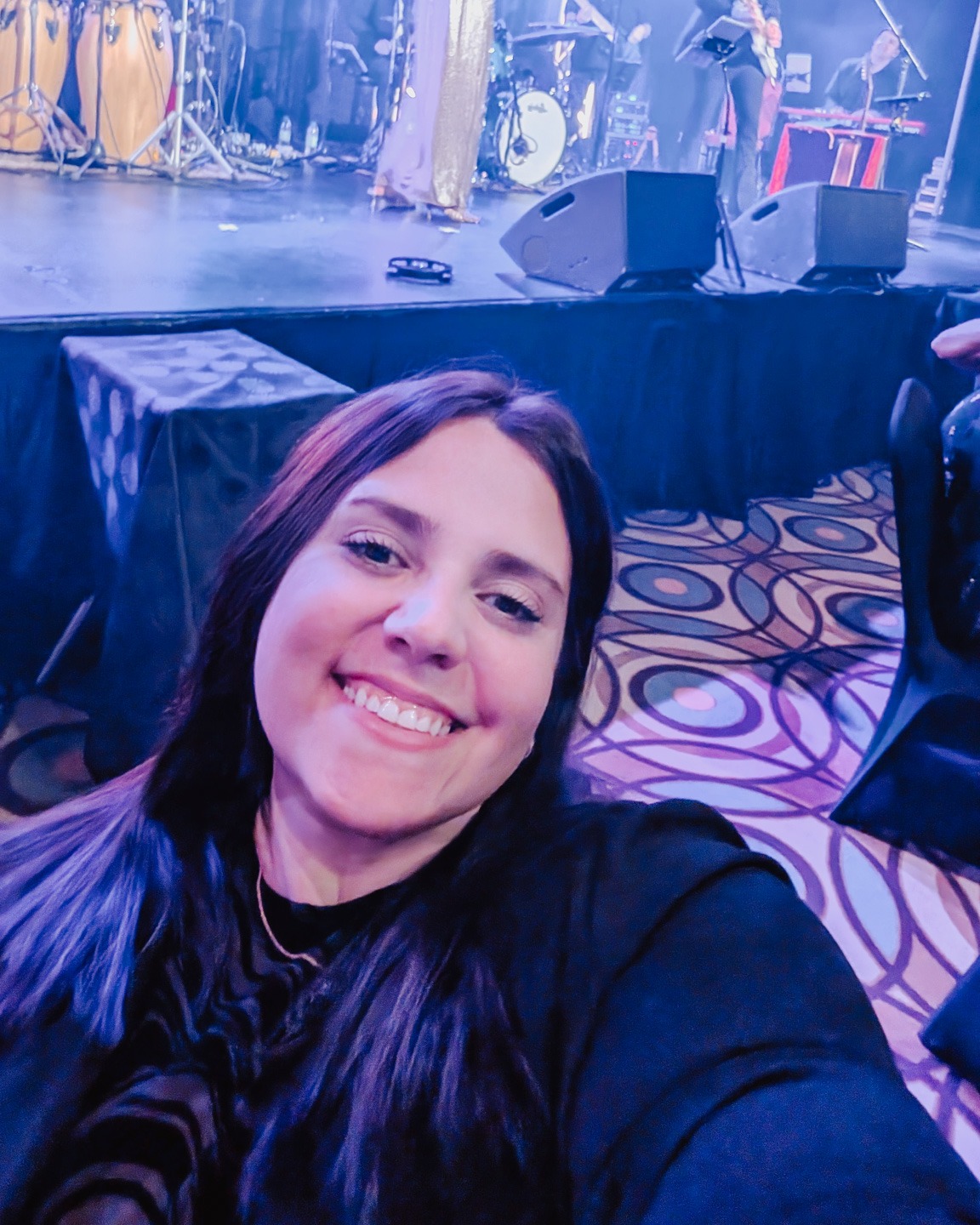 Le gala de la @ccibdc avait lieu samedi soir et quelle magnifique soirée encore une fois !
Des gens incroyables, une énergie inspirante, un show toujours à la hauteur de mes attentes.
Félicitations à tous les gagnants et à tous les nominés. On a beau être en Gaspésie : notre bassin d’entrepreneurs et d’entreprises n’a absolument rien à envier à personne !
Cette année, j’avais envie de souligner à la fois mon parcours et la belle évolution de tout ça.
Parce que quand le prix Maurice Quesnel a été remis, j’ai eu un petit moment de nostalgie. Ça m’a ramenée directement à mes débuts, il y a une dizaine d’années, quand j’étais au Cégep de la Gaspésie–Les-Îles en Techniques de Comptabilité et de Gestion.
À l’époque, on avait été invités à participer gratuitement au gala de la Chambre des commerces et je m’en souviens comme si c’était hier.
Je revois encore toute la cohorte rassemblée, le souper avec Maurice et son équipe, les discussions inspirantes, le sentiment d’être “dans quelque chose de plus grand”. Et surtout, je me souviens très bien m’être dit :
« Oh my god… un jour, j’aimerais tellement participer à ce genre d’événement-là en tant qu'entrepreneure ! »
Samedi soir, pour la deuxième année consécutive, c'est arrivé.
La fierté.
Le chemin parcouru.
Et l’émotion du départ d’un grand homme comme Maurice Quesnel, qui a marqué tellement de gens, dont la jeune femme que j'étais.
Participer à ce gala aujourd’hui, ce n’est pas juste être présente. C’est réaliser que la petite étudiante qui rêvait d’être “de l’autre côté” y est finalement arrivée. Et qu’elle avance, année après année, entourée d’une communauté entrepreneuriale incroyablement forte.
Merci CCIBDC pour cette soirée mémorable. 💜