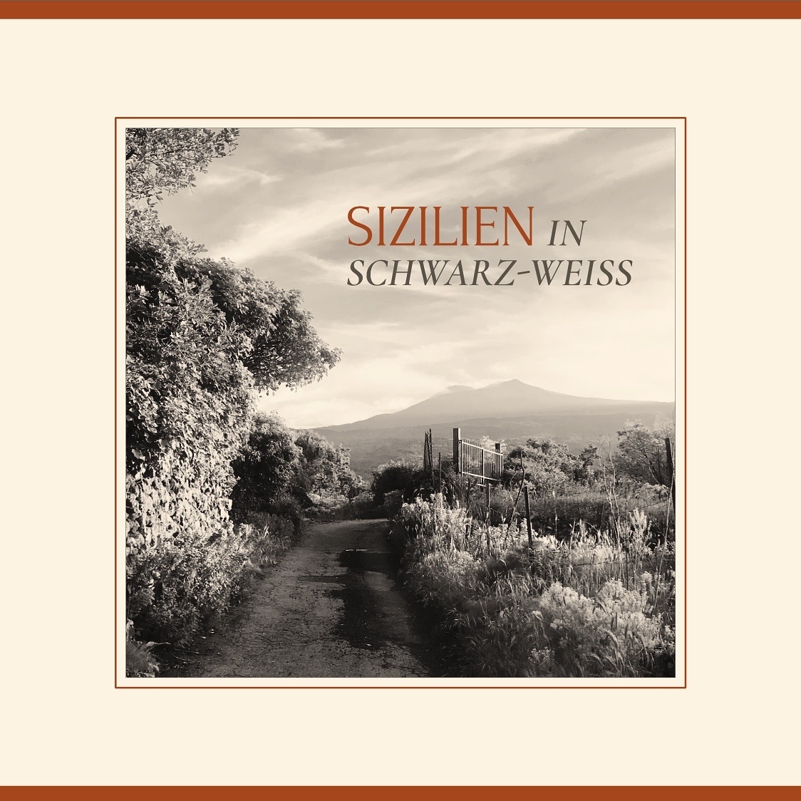 SIZILIEN IN SCHWARZ-WEISS
Teil 1
Bisher hängt in meiner Wohnung kein einziges Bild, und das möchte ich ändern.
Vor einigen Wochen hat meine kleine Waschküche einen frischen weißen Anstrich bekommen, und in diesem Raum beginne ich mit einer Bildergalerie.
Ich habe quadratische schwarze Bilderrahmen gefunden. Sie bilden einen schönen Kontrast zu den alten braunen Fliesen an der frisch gestrichenen, strahlend weißen Wand.
Meiner Meinung nach kommen in den schwarzen Rahmen mit Passpartout schwarz-weiß Bilder besonders gut zur Geltung. Also sehe ich von meiner Vorliebe für Farbaufnahmen einmal ab und suche in meiner Bildergalerie nach passenden Aufnahmen.
Die Ausbeute ist groß. Leider habe ich nur acht Rahmen 😐.
Hier kommt Teil eins der möglichen Kandidaten. Hast DU einen Favoriten?
#fotografie #schwarzweißfotografie #bildergalerie #reisefotografie #reiselust #fotoliebhaber #sizilienreise #monochromefotografie #travelphotography #fotoinspiration