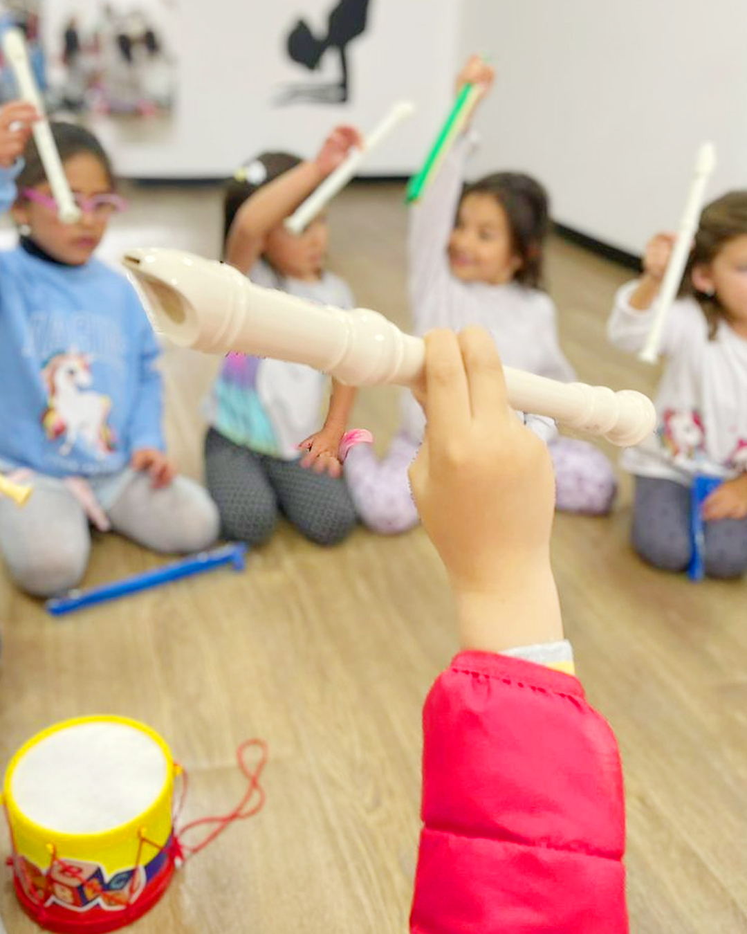 👉 Del 1 al 12 de diciembre, Art Club se convierte en un universo lleno de color, ideas y aventuras donde cada mañana invita a descubrir algo nuevo.
Los niños explorarán el arte desde lo práctico y lo lúdico: pintan, crean, imaginan, experimentan y se conectan con actividades que despiertan su curiosidad y su creatividad natural🎨
🎶Son vacaciones diseñadas para inspirar, mover y sorprender. Es el plan perfecto para que disfruten, aprendan y vivan un diciembre inolvidable.
📱Contáctanos y reserva el cupo de tu hijo 3118617584 y visita nuestra página web haciendo clic en el enlace de la bio.