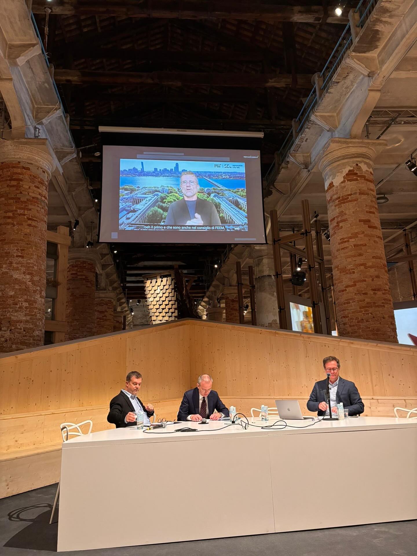 Grazie a tutte le partecipanti e a tutti i partecipanti al workshop So.N.Ar. FEEM Dialoghi organizzato da Fondazione Eni Enrico Mattei e supportato da @ontierlaw Italia per @labiennale #GENsPublicProgramme.
Grazie a Carlo Ratti e il team di @crassociati per aver coordinato l’evento.
Grazie alle studentesse e agli studenti di @naba @media_at_naba e a @stefania_carbonara e Vincenzo Cuccia per la disponibilità a intervistare gli speaker: @giulio_boccaletti @bepimaiellaro Alessandro Lanza Pietro Laureano @natalia.bagnato @patriziamoschella Filippo Gentili Shaul Bassi Massimiliano Borroni e Andrea Mattiello
So.N.Ar. FEEM Dialoghi nasce grazie alla redazione di @equilibri_mag a cui va la mia gratitudine