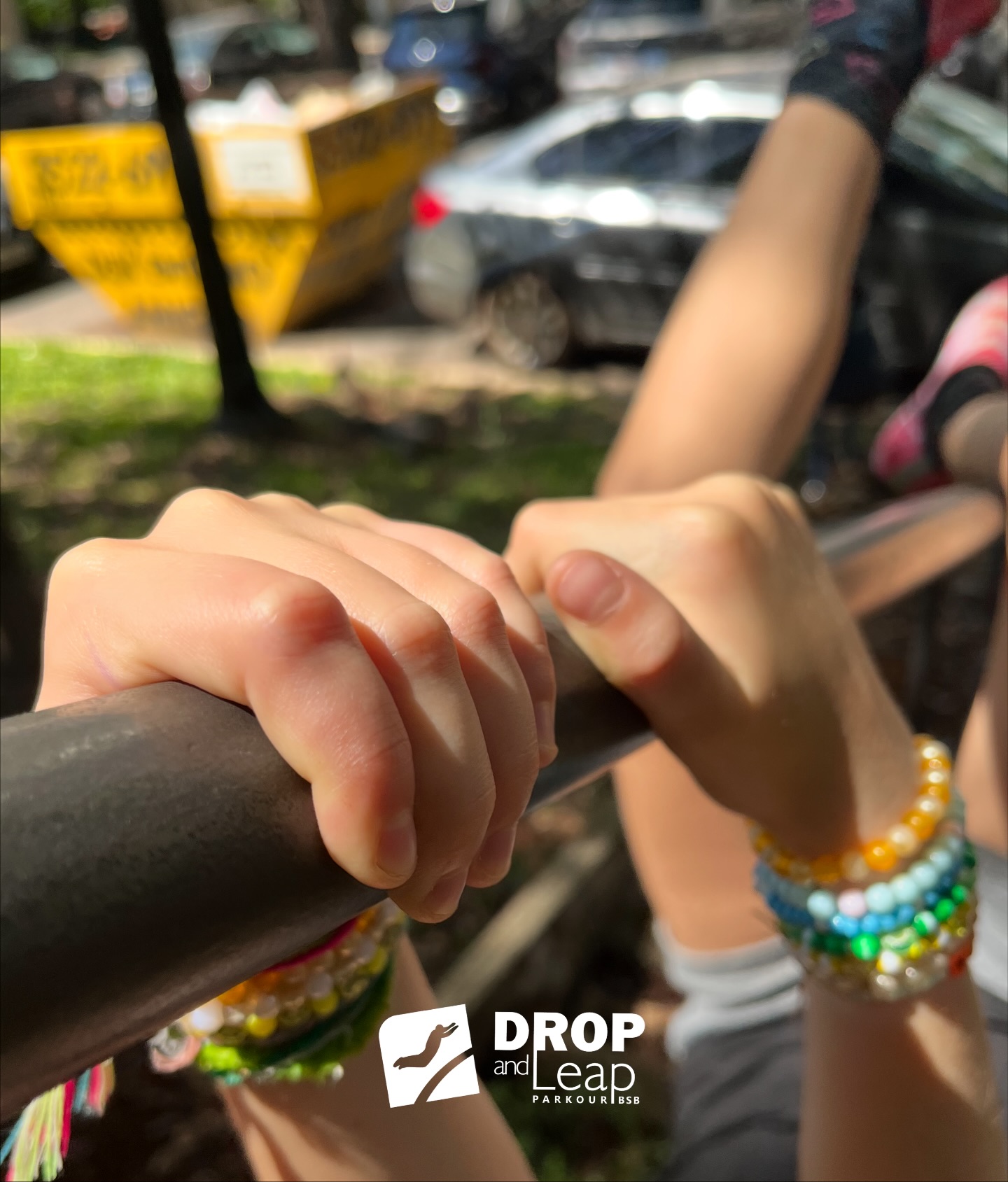 JÁ PENSOU NA FORÇA DO SEU FILHO HOJE?
Será que segura bem o lápis?
Segura o copo com segurança?
Consegue se pendurar sem medo no parquinho?
A força que parece “só brincadeira” no parkour é, na verdade, construção de autonomia. A base que refletirá até a vida adulta. É ela que mais tarde aparece:
- na puxada da academia
- na barra fixa do concurso
- no peso das malas da viagem e nas sacolas do supermercado.
- no carregar as caixas da mudança
➡️ A infância treina o corpo para desafios que ainda nem chegaram.
Brincar é preparar o futuro sem perceber.
Traga seu filho pra fazer parte disso! 💚