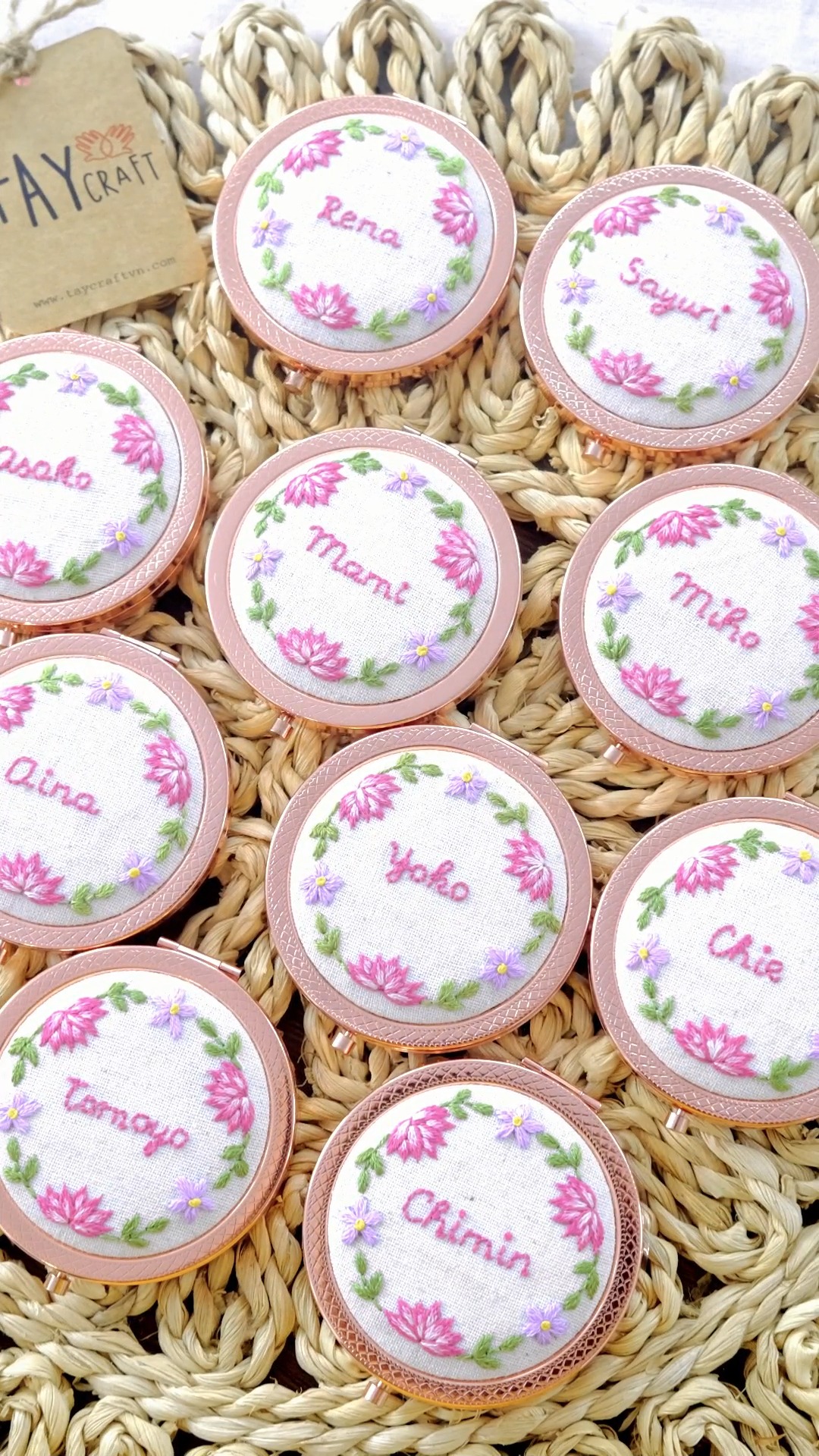 Every hand-embroidered mirror is unique🌹
-
#taycraft
#taycraftvn
#handembroidery #handmade #quatangynghia #theutay #thêutay #coinpurse #ytuongquatang #embroiderymirror #guongtrangdiem #giftideas #giftideas