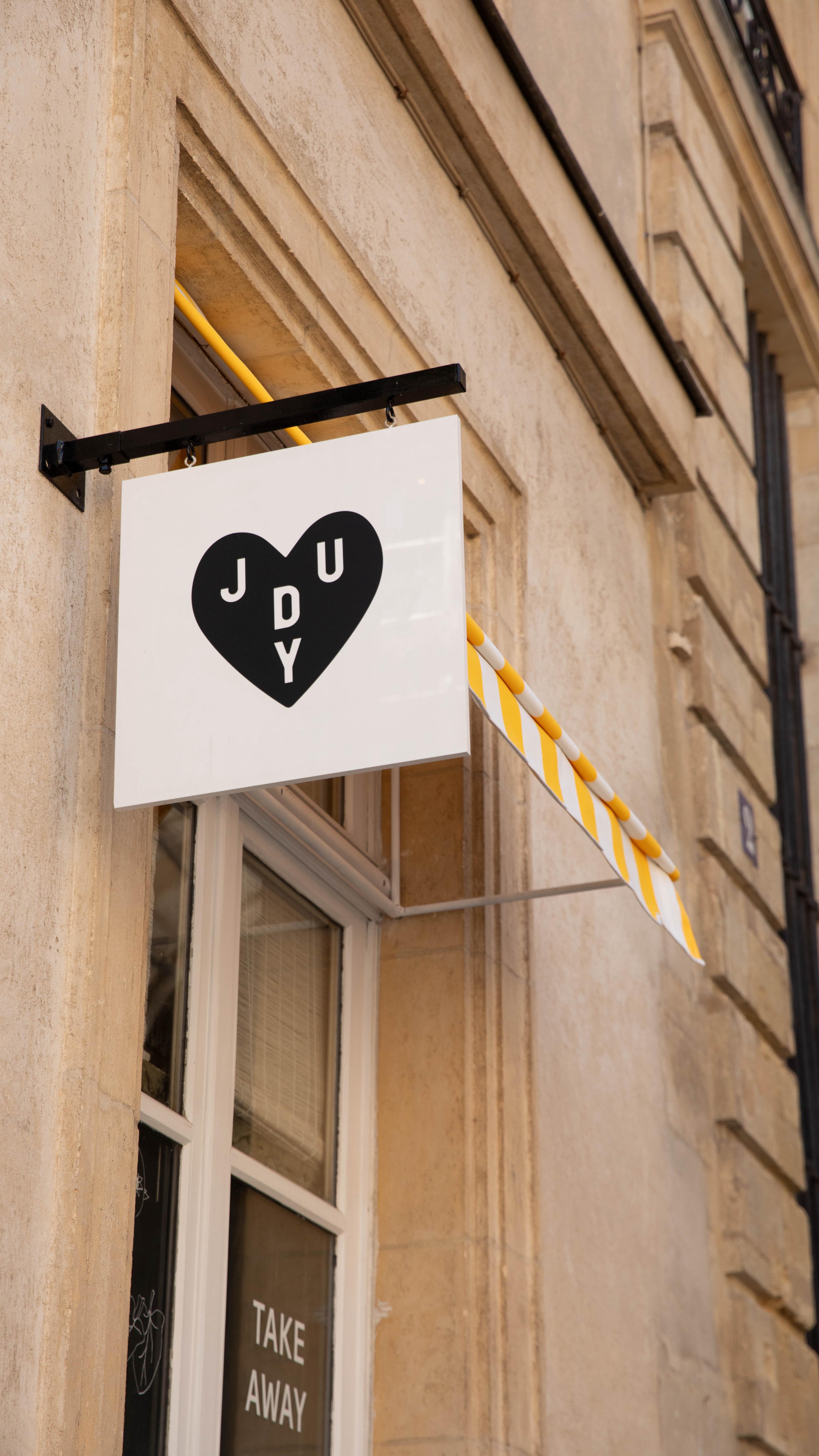 HIDDEN GEM IN THE VOSGES ☕️
Vous vous promenez place des Vosges ? Passez au Judy Rue de Béarn pour une boisson, un plat chaud ou une soupe à emporter, ou installez-vous sur notre terrasse secrète pour une pause sur place.
Toujours sans gluten, toujours fait maison.
Et pour accompagner vos journées, retrouvez aussi nos plats healthy, nos jus pressés à froid et même nos cures à emporter.
☀️2 Rue de Béarn, Paris 3
📸 couverture : @alicepages
#placedesvosges #maraisparis #coffeeshopparis3 #coffeeshop #healthyparis