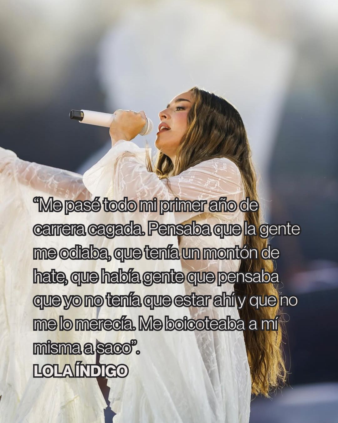 Hace unos días, Movistar+ compartió un fragmento del documental Lola Índigo: GRX, en el que Mimi Doblas hablaba con una honestidad desarmante sobre algo que muchísimas personas han vivido: el síndrome del impostor. Esa sensación de no merecer tu trabajo, de pensar que alguien va a descubrir que “no vales”, aunque estés esforzándote más que nadie.
“Me pasé todo mi primer año de carrera cagada. Pensaba que la gente me odiaba, que tenía hate, que había gente que creía que yo no tenía que estar ahí y que no me lo merecía. Me boicoteaba a mí misma a saco”, confiesa. Sus palabras se hicieron virales porque describen un miedo universal: dudar de uno mismo incluso cuando las cosas empiezan a salir bien.
No es casualidad. Según un informe de HAYS España, el 81% de los profesionales del país asegura haber sufrido síndrome del impostor en algún momento de su trayectoria. No es pesimismo; es un fenómeno real que atraviesa sectores, edades y trayectorias.
Pero Lola también habla del giro interno que llega cuando empiezas a trabajar en ti: “Ahora, antes de salir al escenario, pienso que es mi sitio y que estoy aquí porque he currado mucho para lograrlo. Tiene que ser mi lugar seguro. Me tengo que sentir más segura porque esto tiene que ser mi zona de confort, porque es mío”.
Su historia es la prueba: de ser la primera expulsada de Operación Triunfo 2017, sin fandom detrás y con pronósticos negativos, pasó a llenar estadios como el Riyadh Air Metropolitano de Madrid, La Cartuja o el Estadi Olímpic de Barcelona. Un crecimiento basado en constancia, visión y mucha resistencia emocional.
También denuncia la infravaloración que enfrentó como bailarina: “A mí me han dicho que no sabía bailar por no saber hacer un porté. A los bailarines de hip hop se nos ha castigado mucho”. Y aun así, siguió adelante.
Su testimonio deja un mensaje claro: desmontar los pensamientos intrusivos no es un acto puntual, es un proceso. Reconocer tu valor no es arrogancia, es salud mental. Y, sobre todo, que nadie —tampoco tú— llega a su sitio por casualidad.
Fuente: La Vanguardia