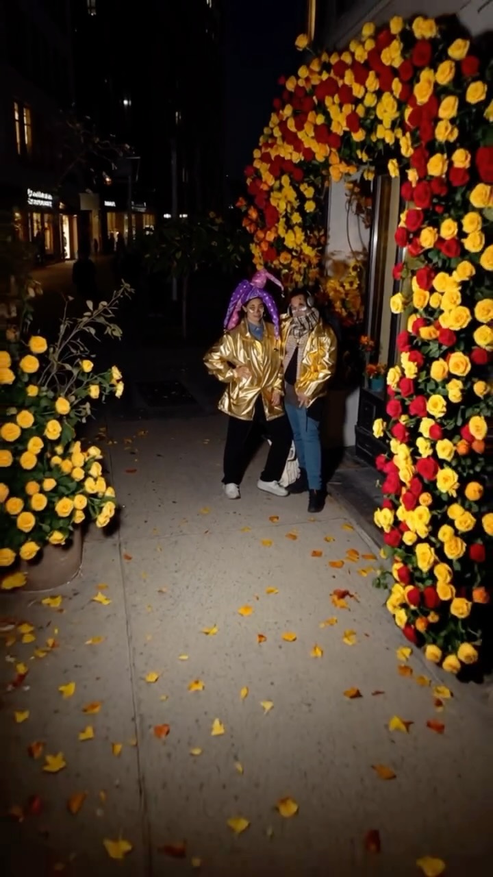 El Bebe Bambu y La Diana Nugu 🇵🇷👑🇲🇽
Flow Ojitos Mentirosos 🃏 Ya cumplimos 5 años en NYC🗽 Llegamos con casi nada en los bolsillos pero con mucho mucho en el morral! 💎
Somos artistas, somos Oro y Nunca falta el amor. ❤️
Muchos projects de Camino 👣
Music, Arte, ShortFilms 🎬
Sean Bienvenidos
🪘
#chicano #clowncore #cholostyle #cholaclown
#clown #clownmakeup #clowns #clownshoes
#puertorico #mexico #newyorkcity #bebebambu