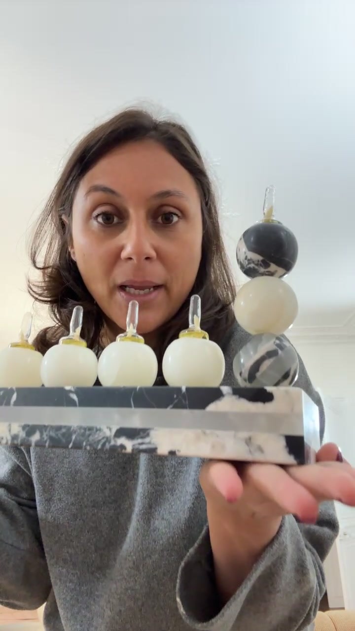 J’essaye de répondre à toute vos questions au maximum et présenter les produits en stock. ✨
Un petit résumé :
• Tous les produits disponibles sont indiqués sur notre site. Certains modèles sont proposés en précommande, et la date de livraison prévue est toujours précisée.
• Pour l’expédition, on livre partout dans le monde, il suffit de nous contacter pour les options d’envoi.
• Les pièces en stock partent en 24–48h, on est particulièrement réactives en ce moment avec les fêtes.
• Et pour nous joindre, c’est simple : Instagram, e-mail, WhatsApp… vous aurez toujours soit Déborah, soit moi au bout du fil.