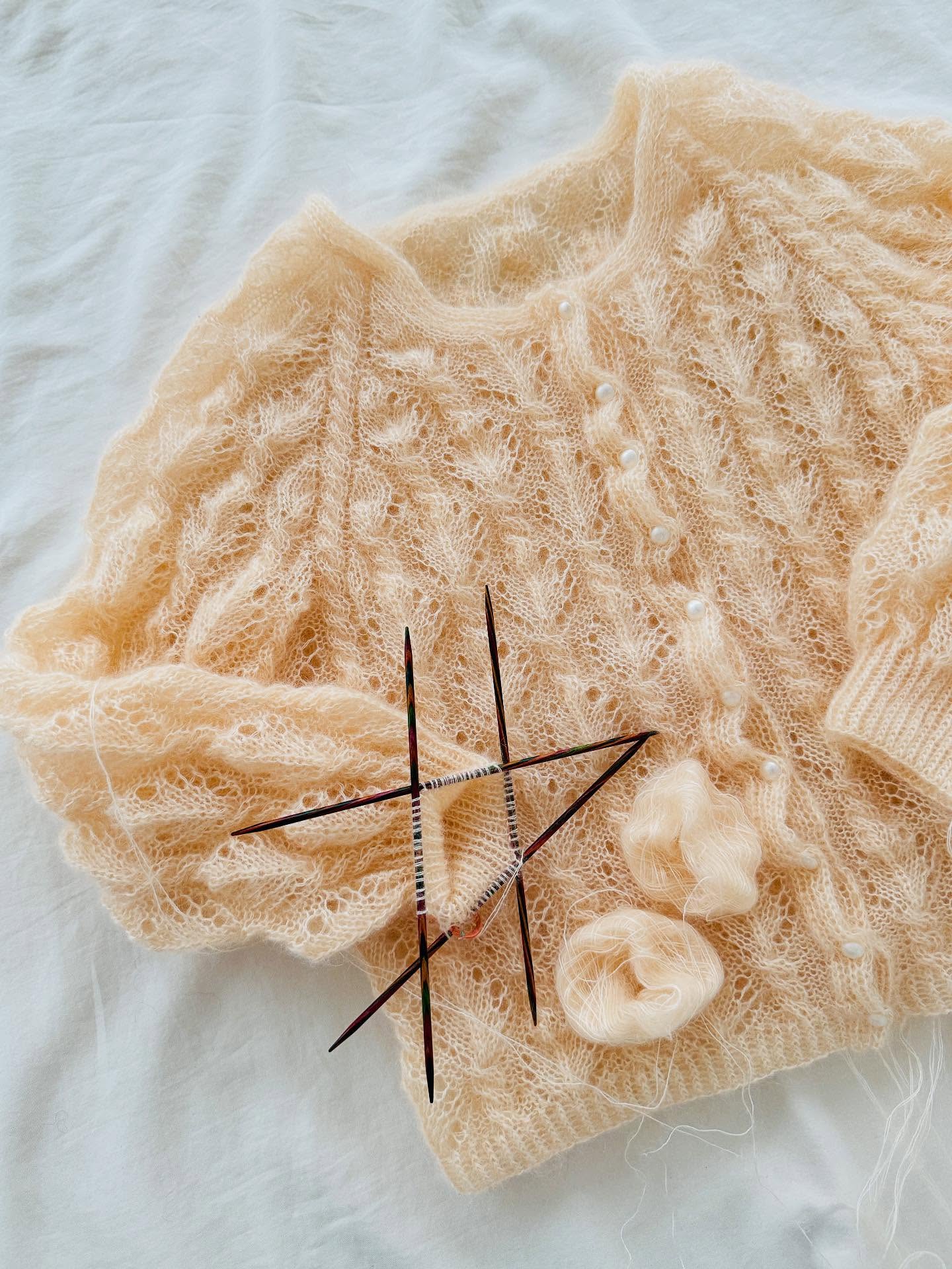 About this morning in the office 🥰 Blocking is always the most rewarding step when finishing a project ☺️ For this design, it’s especially important as it will make sure that the teeny tiny little cardigan will bloom into a perfectly fitting garment 🤩 Cannot wait to finally weave in the ends and to wear it for the first time this weekend when my local test knitting group is coming around for a visit - in their cardigans of course as well 💗
.
.
.
Pattern in progress by me: #gerardinacardigan
.
Yarn: Mohair Bliss in the shade Nature by @pascuali_official
.
Advertising
.
#knitting #knittingaddict #knittinglove #knittersofinstagram #knitstagram #knitspiration #knittinginspiration #iloveknitting #knitknitknit #imakemyownclothes #handmadefashion #slowfashion #mohairknit #mohair #stricken #strickenmachtglücklich #knitter #diy #knittingismyyoga #strikk #egostrikk #strikkedilla #strikkeinspo #tricoter #tricotaddict #tejido