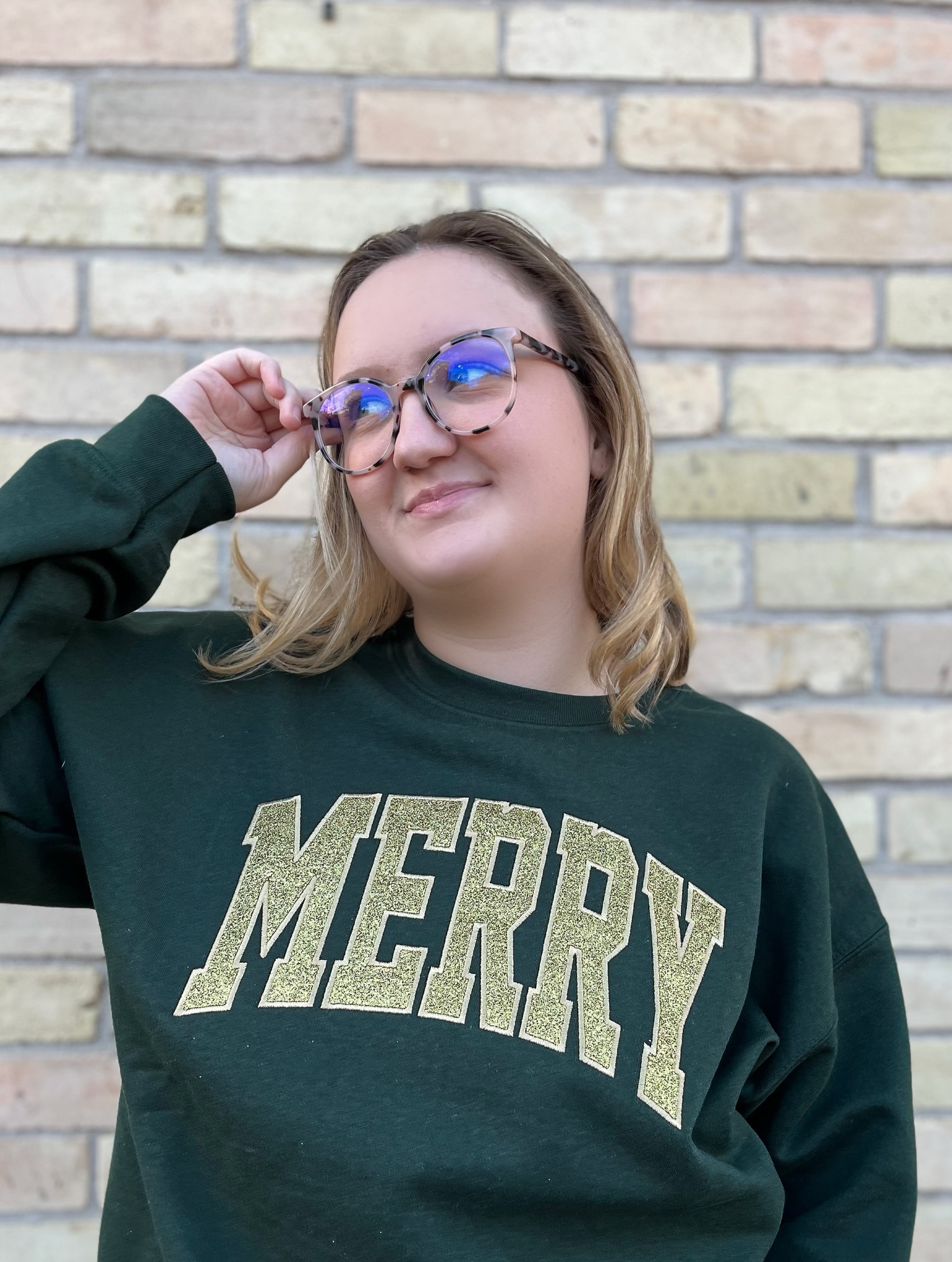 Get ready to sparkle and shine with our new stunning green and gold merry crewneck💚💛
Available in sizes small-2XL, $50 each.
Don't miss out! Message me to order!