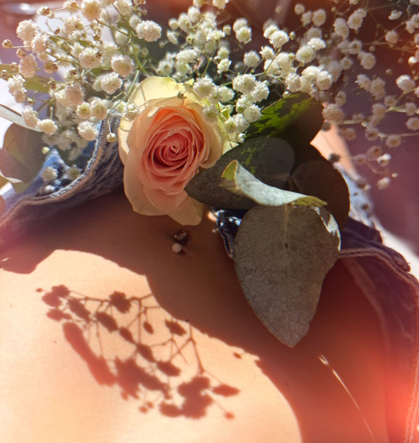 Ces mémoires qui brûlent dans ton ventre 🔥
Tu portes dans ton ventre le souvenir de celles qui t’ont précédées.
Dans ton utérus sommeillent des mémoires anciennes :
Amours inachevées, douleurs tues, naissances avortées, espoirs enfouis…
Mais sous ces mémoires, il y a une lumière. Une flamme qui attend ton souffle pour renaître.
En écoutant ton ventre, tu libères la douleur, tu entends la vie qui veut circuler.
Tu redeviens libre, souveraine, entière 💕
Tu reprends ta souveraineté intérieur, celui que nul ne peut t’enlever 🐦🔥
#FémininSacré #GuérisonUtérine #MémoiresCellulaires #CycleFéminin #SouverainetéFéminine #Reconnexion #FemmesConscientes #endometriose #sopk #infertilité #menstruations #déséquilibres #douleursmenstruelles #spm #fibromes #santefeminine #santegynecologique #faussecouche #devenirmaman #tomberenceinte #amourdesoi #massage