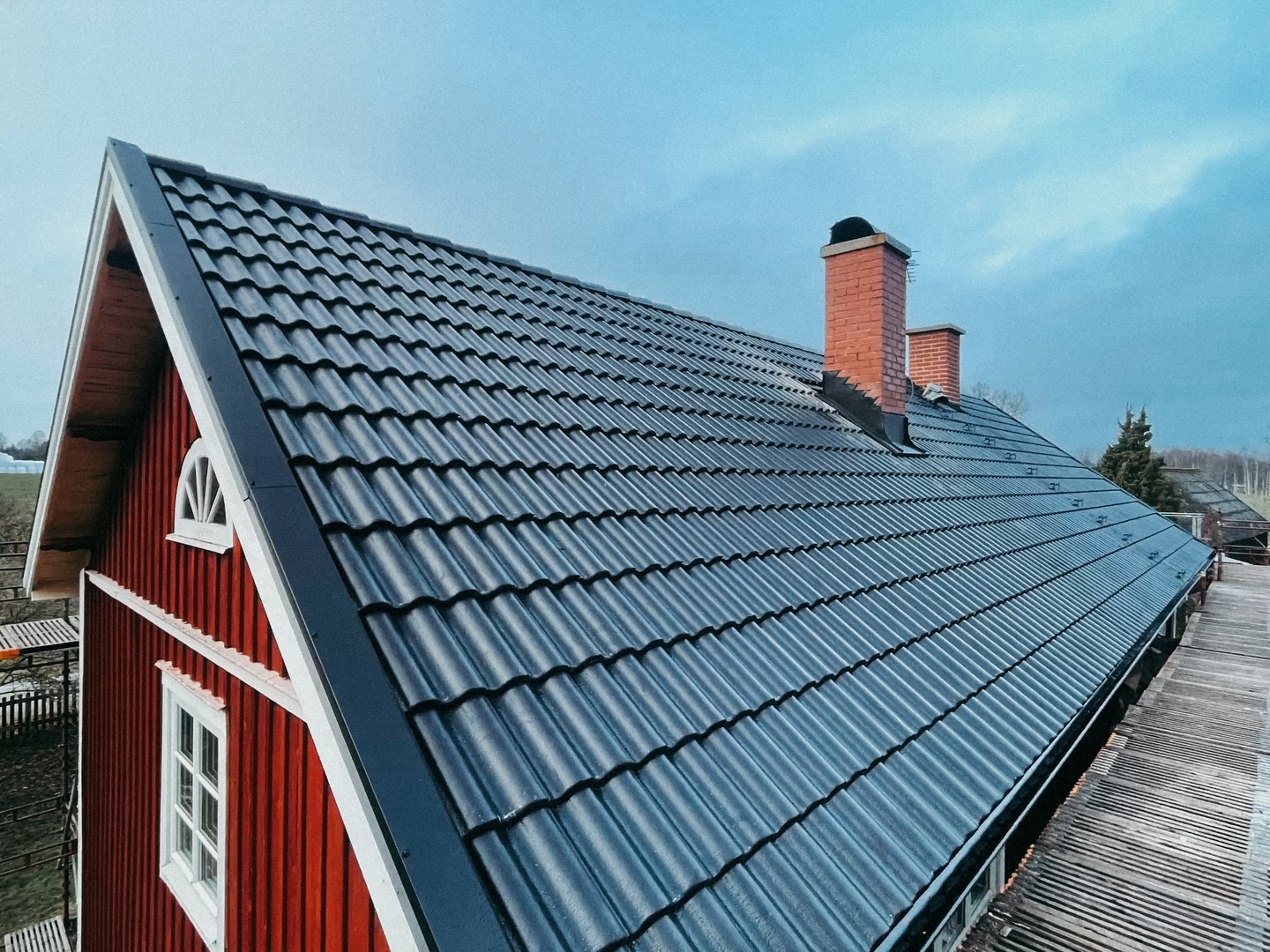 Två olika tak och ett skorsstensbyte klara — precis enligt plan innan den omtalade snön på väderapparna inkom! ❄️ Det gäller minsann att leka meteorolog såväl som snickare i dessa årstider 🤠
Tack kunderna för förtroendet 🫶🏻
#NybeByggentreprenad • #FamiljeföretagSedan1964