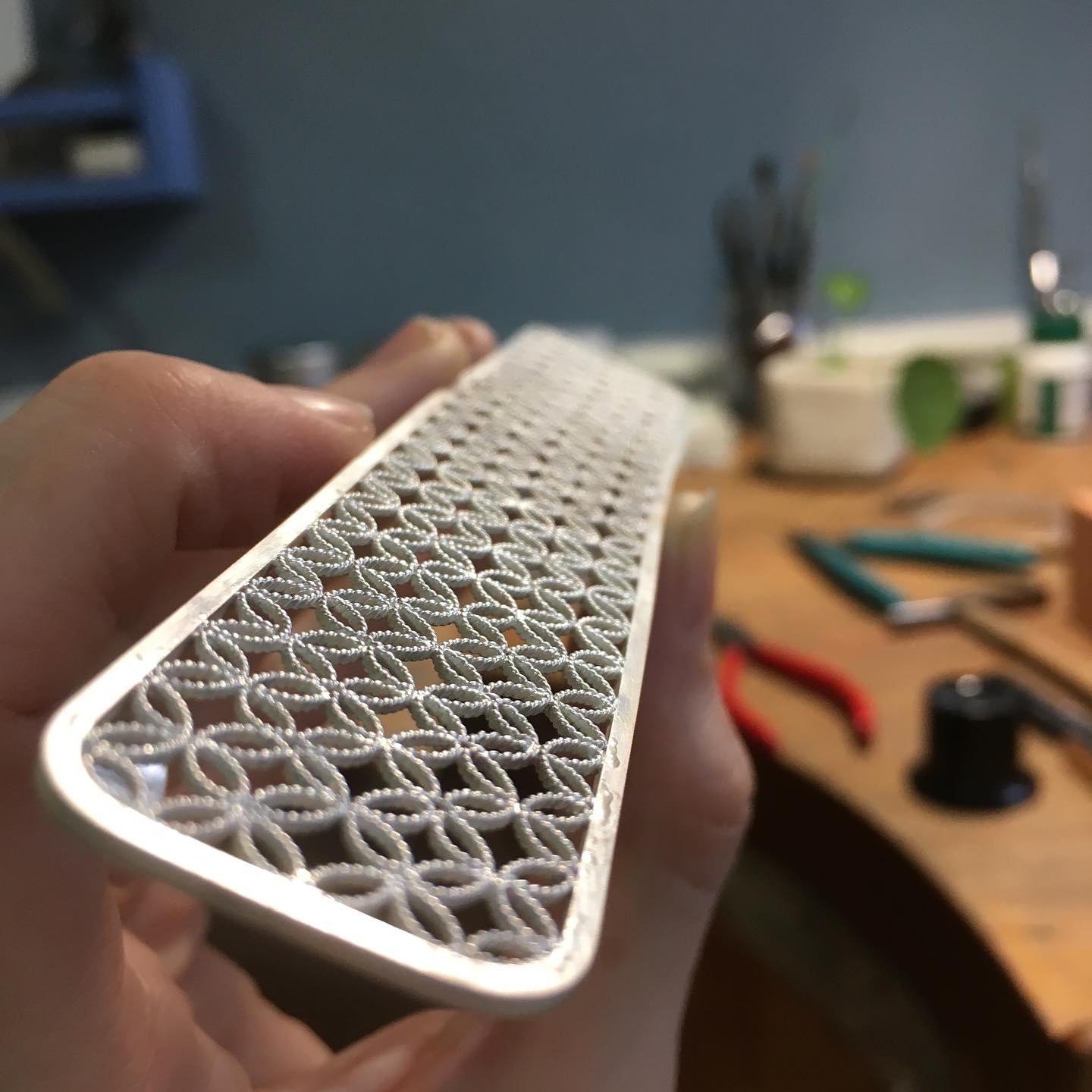 Les coulisses de la réalisation d’un bracelet-manchette ARABESQUE
Une trame ornementale d’argent, patiemment façonnée, puis qui devient aérienne …
Bijou réalisé sur commande : retrouvez-le sur ma boutique en ligne ! (Lien dans la bio)
#jewelryaddict #bigbracelet #braceletlover #braceletmanchette #noeebijoux