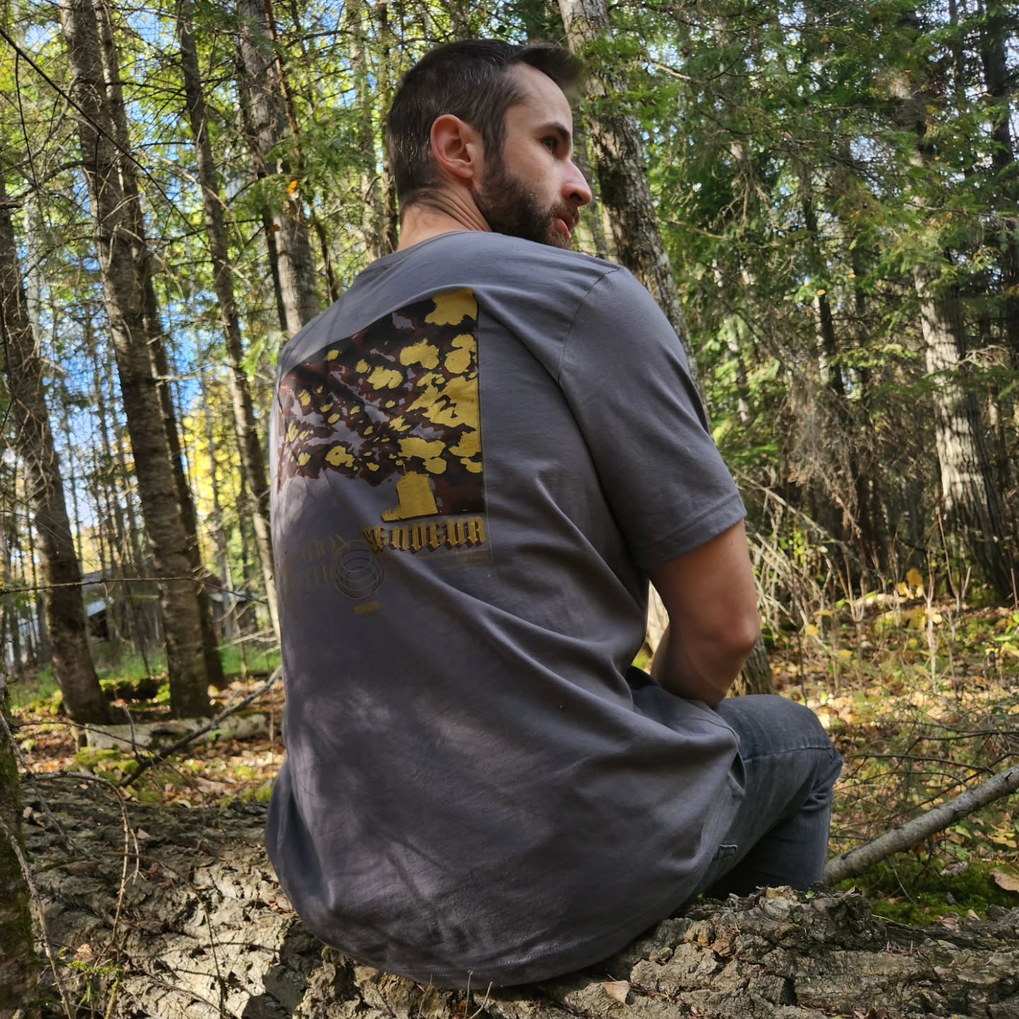 Sendeur is in essence a call to action.
A just-do-it, pedal-to-the-metal, let-it-rip.
It's a reminder to get after the real.
Perhaps like many others out there, this age of information can have me pulled into a state of static. It feels electric but I go absolutely nowhere.
The ever vast arena of the internet is a mezmerizing world. And when a screen has all the answers to your questions and entertainment to numb the mind, your ideas get left behind in the cheap satisfaction.
Does the pull find you too?
Even once you buckle down and execute on the art, the skill, the work, the action muscle needs to push past the analysis, the doubt, the revaluating. So it's at that threshold that I remind myself 'Sendeur'.
Let's rock. Trust your gut.
Because we owe it to ourselves to push past and go beyond.
And also touch some grass :}
Use GOFORTH25 at checkout
to adventure through in the woods with your cat