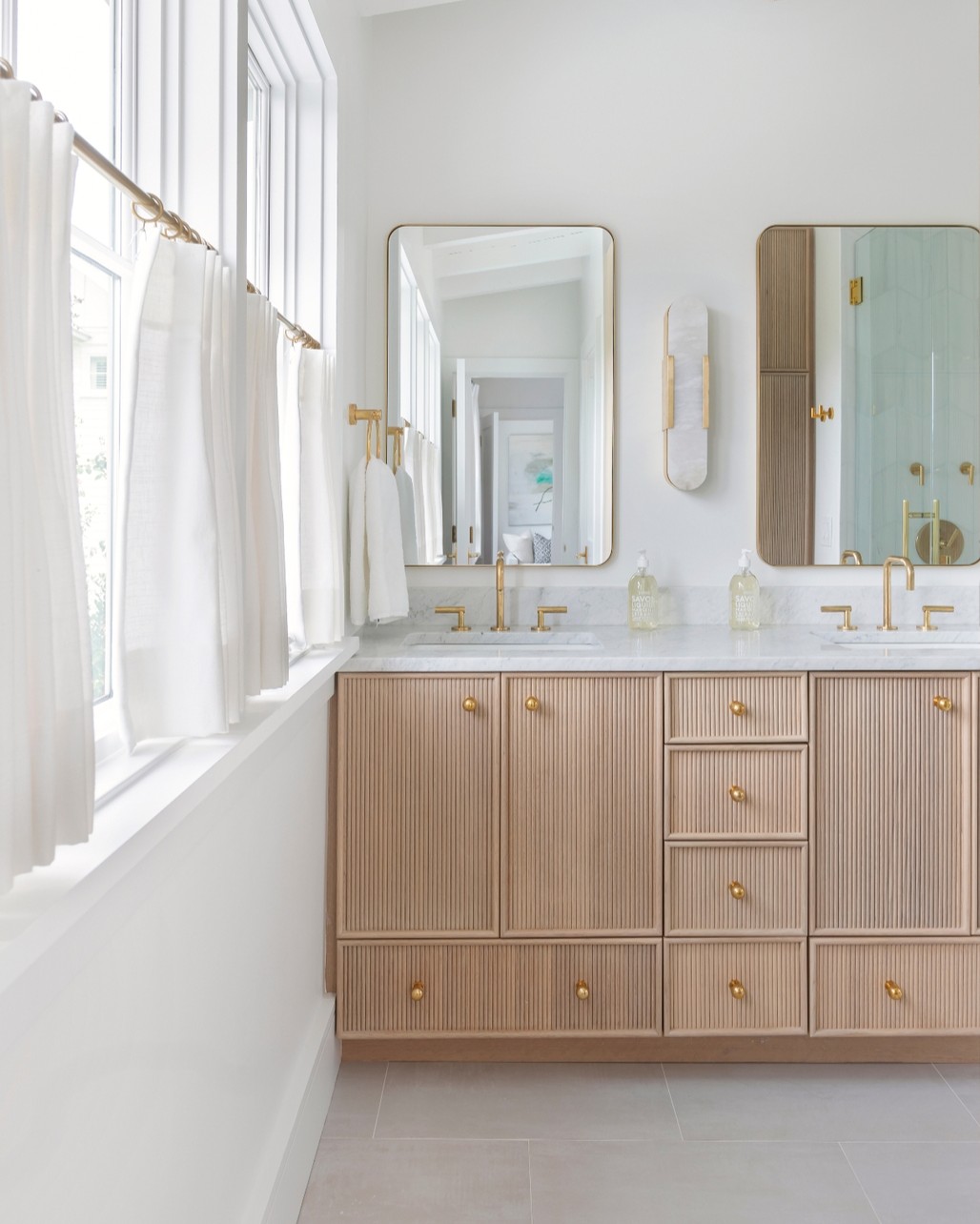 the design is in the details š« from the reeded white oak vanity, to the unlacquered brass plumbing fixtures, to the marble shower tile ~ in this bathroom, every detail is better than the last.