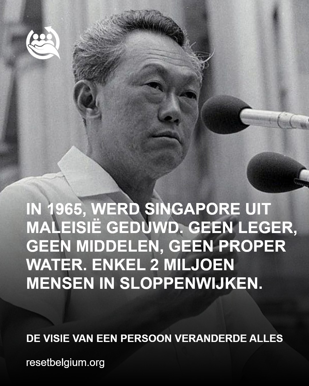 𝐙𝐞 𝐳𝐞𝐢𝐝𝐞𝐧 𝐝𝐚𝐭 𝐒𝐢𝐧𝐠𝐚𝐩𝐨𝐫𝐞 𝐠𝐞𝐝𝐨𝐞𝐦𝐝 𝐰𝐚𝐬 𝐨𝐦 𝐭𝐞 𝐦𝐢𝐬𝐥𝐮𝐤𝐤𝐞𝐧. 🇸🇬
Geen land, geen water, geen grondstoffen. Enkel een worstelend eiland met twee miljoen mensen die probeerden te overleven.
Maar Lee Kuan Yew weigerde mislukking te aanvaarden. Hij maakte komaf met corruptie, hervormde het onderwijs en veranderde een moeras in één van 's werelds rijkste economieën.
Vandaag zeggen ze dat België vastzit. 🇧🇪
Te complex, te verdeeld en te traag om nog te veranderen. Maar verandering begint altijd bij mensen die weigeren dat te geloven.
Lee Kuan Yew bewees dat visie en discipline imperia kunnen opbouwen waar ooit de hoop stierf.
Reset Belgium vertrekt uit diezelfde overtuiging.
We geloven dat visie, daadkracht en samenwerking meer kunnen betekenen dan cynisme of stilstand.
Want echt leiderschap draait niet om macht. Het draait om oplossingen zien voor de toekomst, waar anderen enkel problemen zien.
—
#ResetBelgium #Hervorming #Politiek #Democratie #Burgerbeweging #België #ToekomstBelgië