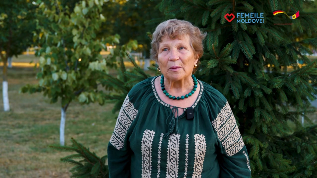 Povestea doamnei Nadejda Munteanu – despre rădăcini, familie și întoarcerea acasă. 🌸
Doamna Nadejda Munteanu a muncit 42 de ani în Moldova și 5 ani în Italia, unde a descoperit o lume complet diferită. Adaptarea a fost dificilă, însă oamenii buni pe care i-a întâlnit au făcut ca munca să meargă înainte. Chiar și așa, dorul de casă o urmărea mereu, se visa înapoi în școala unde activa, alături de prieteni, familie și colegi, iar rădăcinile o chemau spre Moldova.
Întoarcerea a fost firească: aici sunt copiii, colegii, comunitatea în care se regăsește. Deși se spune că străinătatea e „amară”, dumneaei spune că e și ,,dulce”, acei ani au ajutat-o să facă multe pentru casa ei și să vadă locuri noi, inclusiv America, unde a întâlnit mulți moldoveni care visează să revină.
Experiențele trăite au învățat-o că nimic nu este mai prețios decât familia. Departe de cei dragi suntem ca o pană în vânt, iar alături de ei găsim echilibru și fericire. Astăzi, se bucură de feciorul ei și de cei doi nepoți și crede cu tărie că moldovenii din diasporă ar trebui să revină acasă pentru a contribui la schimbarea țării.
🌿Programul Femeile Moldovei Revin Acasă este implementat cu sprijinul Agenției de Cooperare Internațională a Germaniei (GIZ) prin Fondul de Consiliere în Politici GIZ Moldova.
#FemeileMoldovei #RevinAcasa #Criuleni #Diaspora #FemeiCareInspira #GIZMoldova
#curajuldeafiacasa