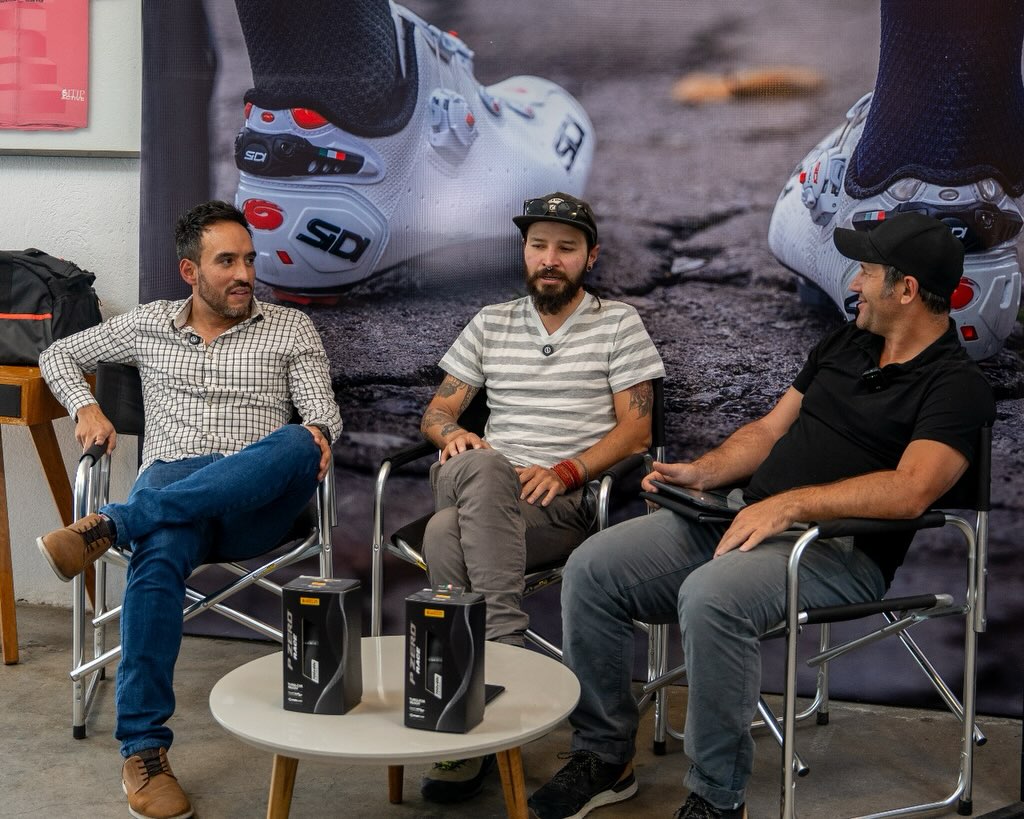 Tenemos un nuevo episodio en el Podcast HISTORIAS DE ULTRACICLISMO. Esta vez los protagonistas son Sebastián Domínguez @sebadebici y Daniel Bernal @danielber87 ganadores del Andean Raid 2025 @andeanraid . Ellos nos cuentan sus vivencias durante este recorrido de más de 600 kms por tierras peruanas. Pueden escuchar a través del siguiente link: https://open.spotify.com/episode/0h6L5RrX9IZCF1GLfs3idz?si=tI3j90bdSJ28eR61eJ_kFQ&context=spotify%3Ashow%3A4qc0tP4OB3M2ffT7IdmK2i
link bio 👆
@setecientos.cc
@castelli_ecuador
@sidi_ecuador
@pirelli_cycling