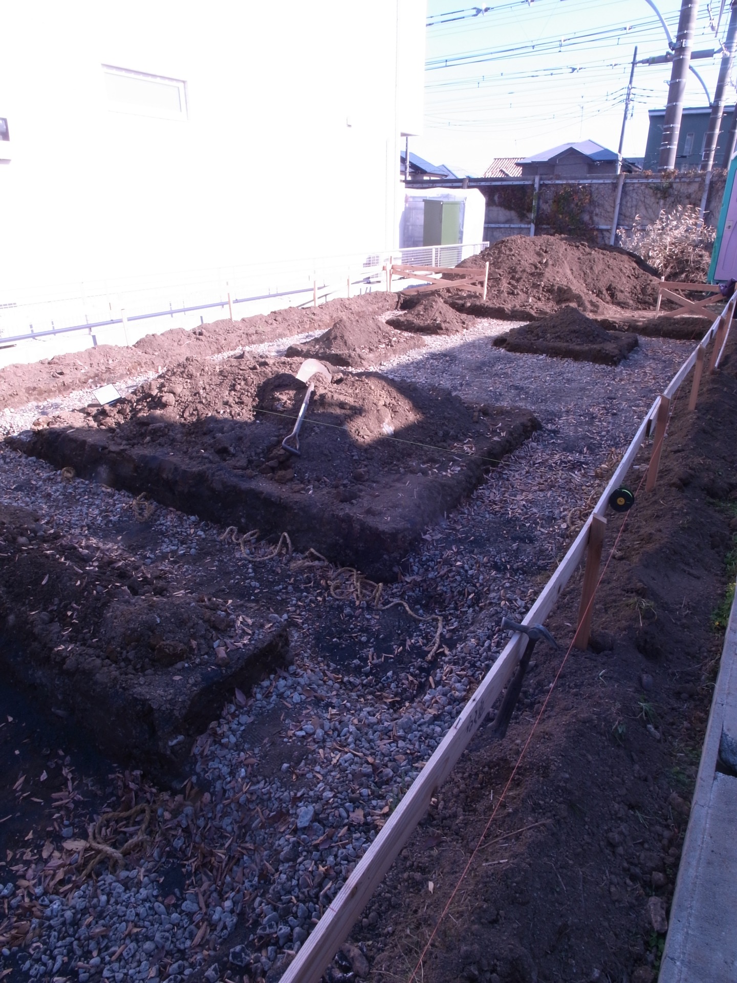 20251114
大磯の家
土中環境改善のため、砕石に燻炭・枯葉を混ぜる(稲架掛けに使用した藁縄も利用)
1階11坪の9坪分の床が三和土となります
呼吸ができる床としていきます
施工 @ichikidaiku2005
#暮らしの醸造所
#建築設計事務所
#建築家
#木造住宅
#住宅設計
#基礎工事
#布基礎
#根伐り
#残土利用
#三和土
#大磯の家
#大磯
#大磯暮らし
#焙煎所
#カフェ
#庭づくり
#土中環境改善
#呼吸のできる土
#呼吸のできる床
#グライ化
#土が腐っている状態
#海と森を繋げる庭づくり
#庭と住まい
#鳥が集まる庭
#豊かな暮らし
#景観
#風景を創る
#景色を返す