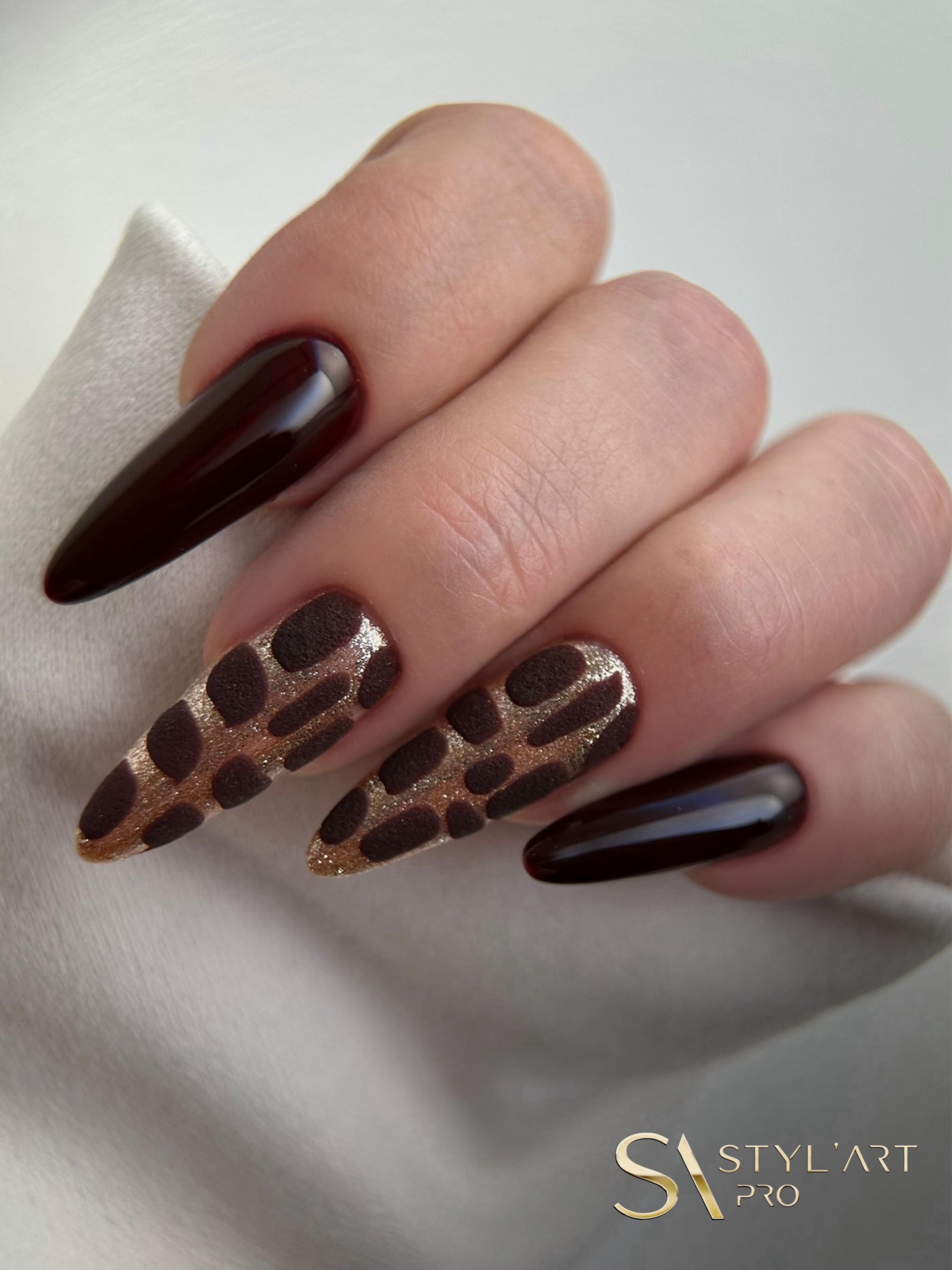 Look sauvage & élégant avec cette pose d'amandes aux teintes automnales
Notre ambassadrice Anaïs @nanas.style nous a encore éblouis pendant le live avec ce nail art sublime : un mélange de doré et de motifs animaliers, associé à un marron profond ultra chic de notre collection.
Un combo qui attire tous les regards 🐆
💬 Vous validez ce style ?
Dites-le nous en commentaire ⤵️
Team motifs sauvages ou team couleurs unies ?