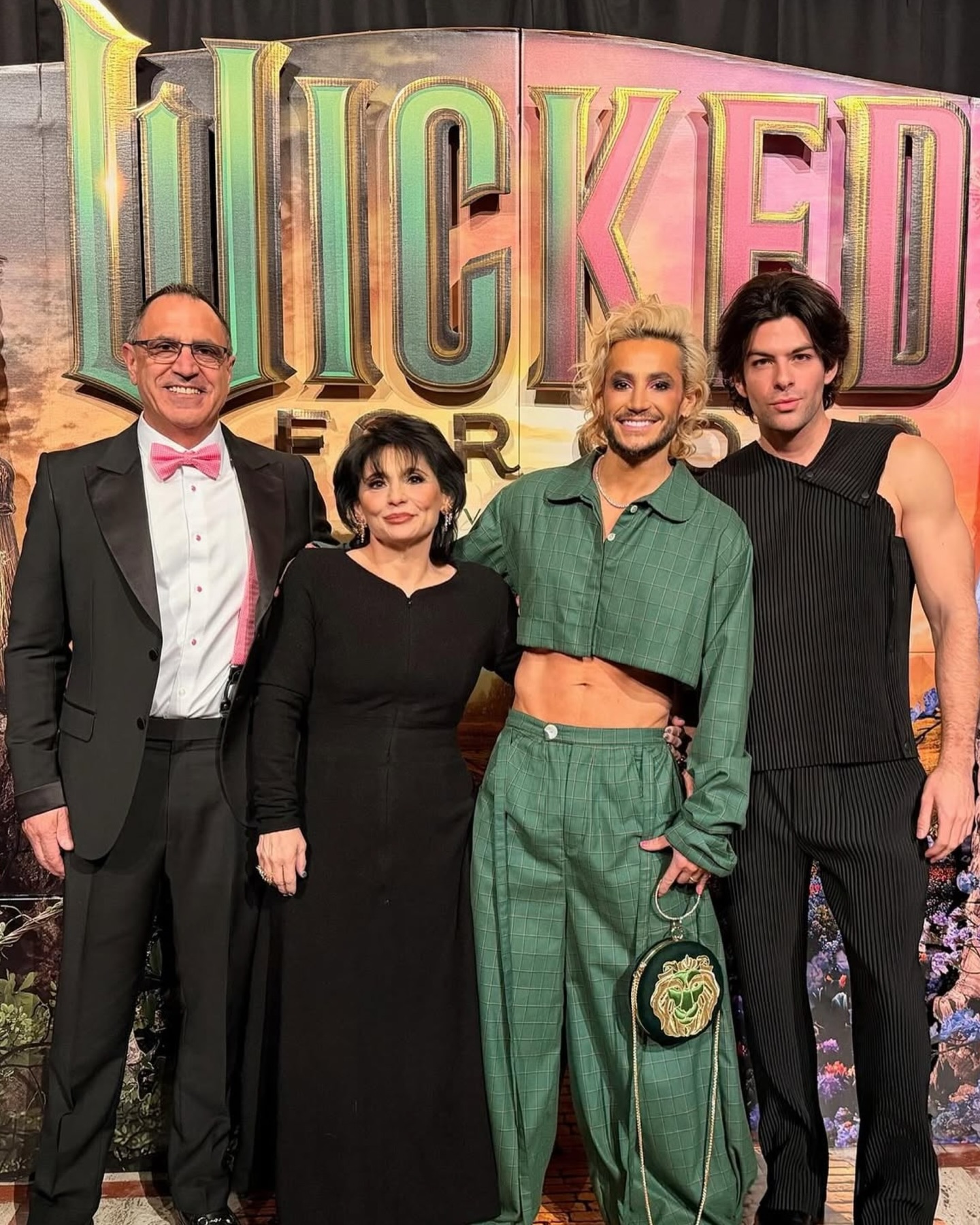 Grande family at the New York premiere of Wicked For Good. Joan Grande in a custom Alantude dress. đЎđ