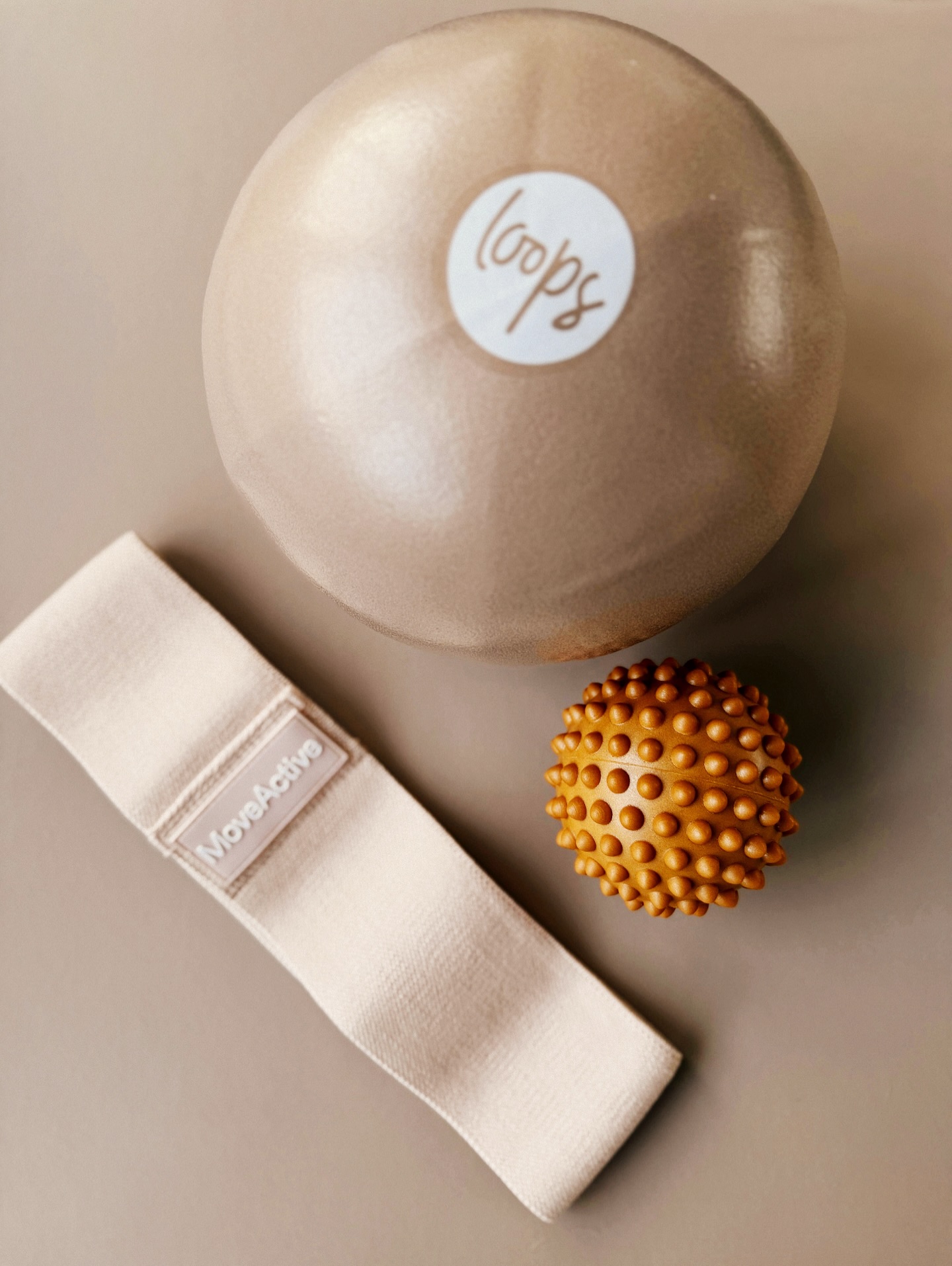 Small tools, big results🤍
Welches ist euer Go-To-Tool im Pilates-Training?
Igelball • Pilates Ball • oder Résistance Band ?