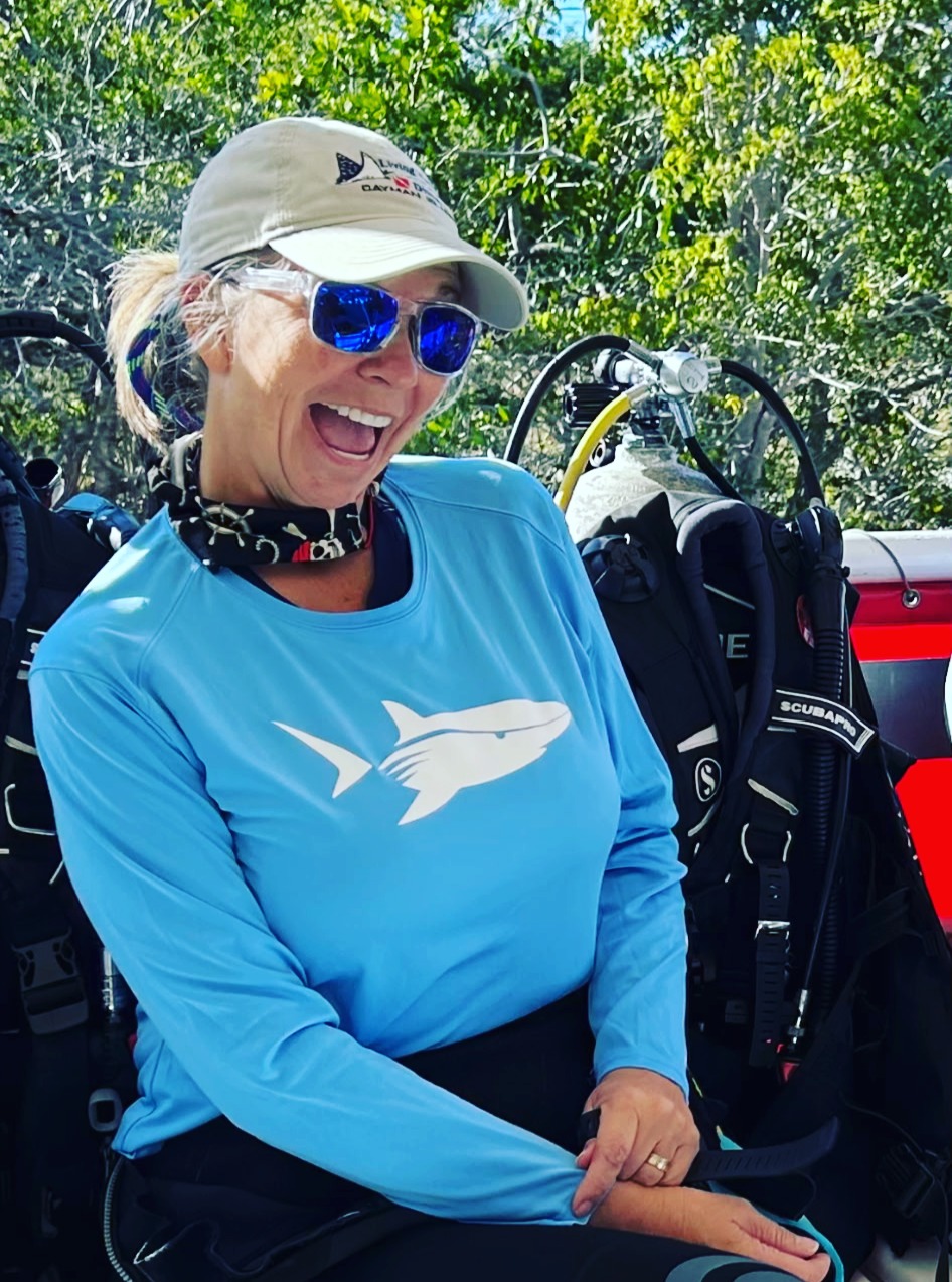 🦈We LOVE seeing toothless merch on our customers!!! Rock your very own sun shirt hoodie at the link in our bio🌅
#spearo #toothlessgear #toothlesslife