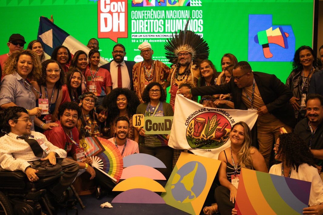 Hoje é o dia em que tudo se encontra. A 13ª ConDH chega ao seu último dia em Brasília com a plenária final — o espaço onde as propostas priorizadas ganham forma pública, ganham voz coletiva e se transformam em diretrizes nacionais.
É o momento de reconhecer meses de mobilização nos estados, centenas de conferências livres, milhares de pessoas envolvidas e uma jornada intensa de participação social que culmina aqui: na aclamação das propostas e na votação das moções que refletem o que o Brasil quer para os Direitos Humanos.
Ao longo do dia, delegações de todas as regiões debatem, votam, ajustam posições e constroem consensos possíveis. Cada fala, cada gesto e cada voto compõem um retrato real da democracia em movimento.
#13ConDH #SistemaNacionalDeDireitosHumanos #DemocraciaViva