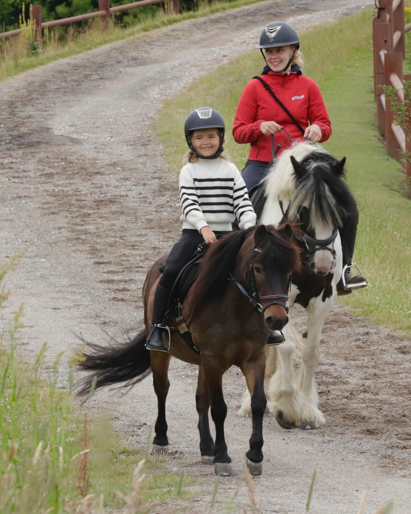 Vi har fantastiske kat 3 ponyer på Østerlund - og lige så fantastiske hjælpere❤️ Så også når man er en af de mindste ryttere, som Wilma her, så får man hjælp og omsorg når man behøver det❤️