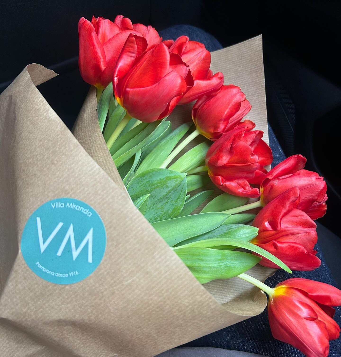 Este fin de semana merece ser compartido.
Increíble nuestra primera experiencia en un market, solo palabras de agradecimiento a @escapetherutina por confiar en nosotras y proporcionarnos este espacio tan bonito.
Gracias a todas las personas que han pasado por nuestro rinconcito, cada ramo y planta sale lleno de cariño y es recibido con una sonrisa que nos hace súper felices y da sentido a nuestro trabajo.
Y por último, este fin de semana ha dado más que nunca sentido a la palabra familia. Porque Villa Miranda no es solo una floristería familiar, es una familia trabajando unida 💕
Gracias equipo por hacer posible todo lo que nos propongamos 🌼
Continuará…