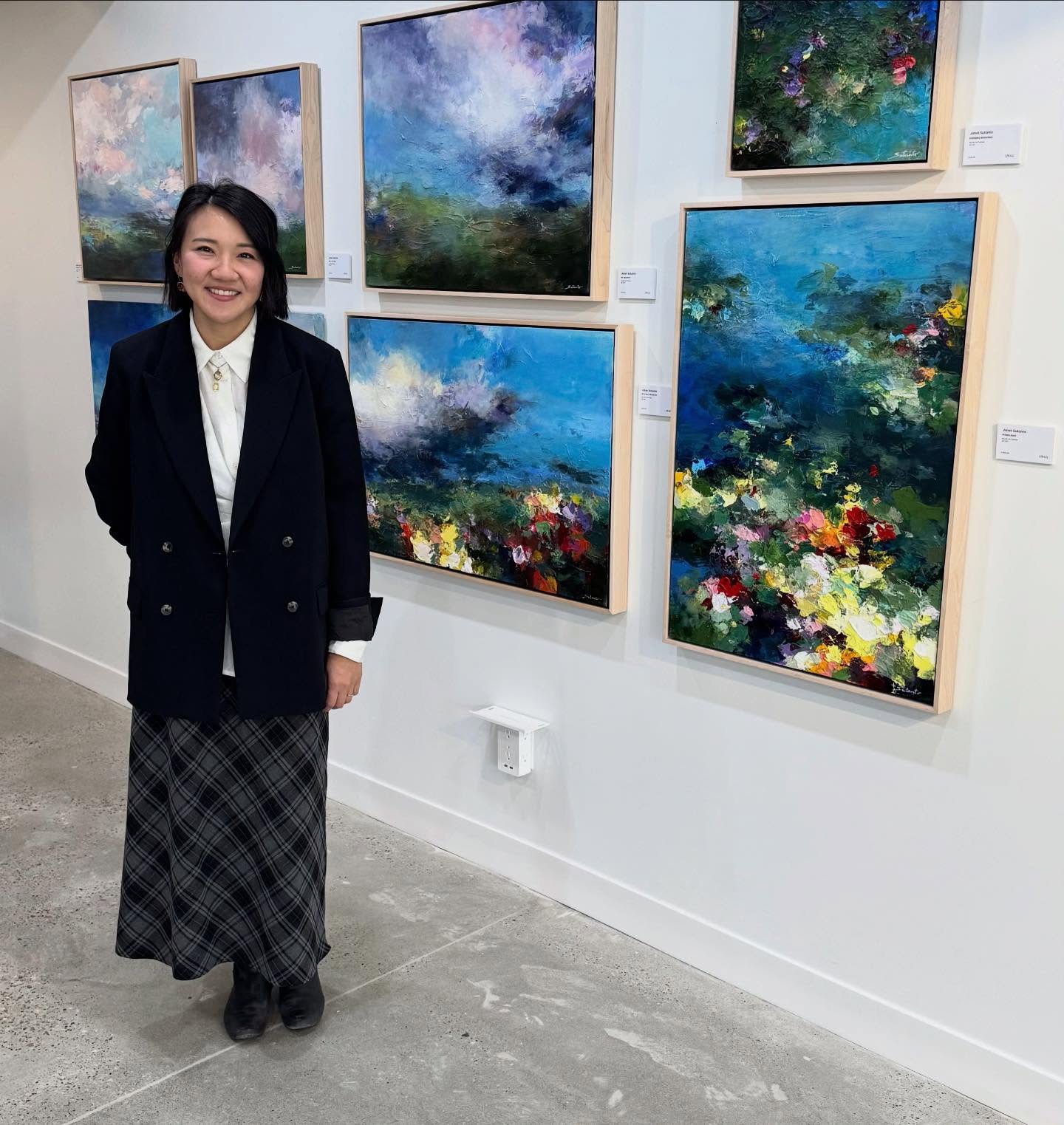 Thank you to everyone who came out to an extremely successful opening reception! The gallery was packed the entire time and I met so many wonderful people and chatted about art the whole night which made my heart full! Thank you especially to @loriwattartgallery for opening up her space to us to share in this event, I was honoured to be among these amazing artists! @alexandriamackieart @imrinsidhufineart
If you didn’t get a chance to make it this weekend, the exhibition is on up everyday this week from 10am-5pm until Saturday! I personally will be at the gallery Thursday morning so would love to see you!
.
.
.
#janetpaints #artshow #artexhibition #yegarts #contemporaryart