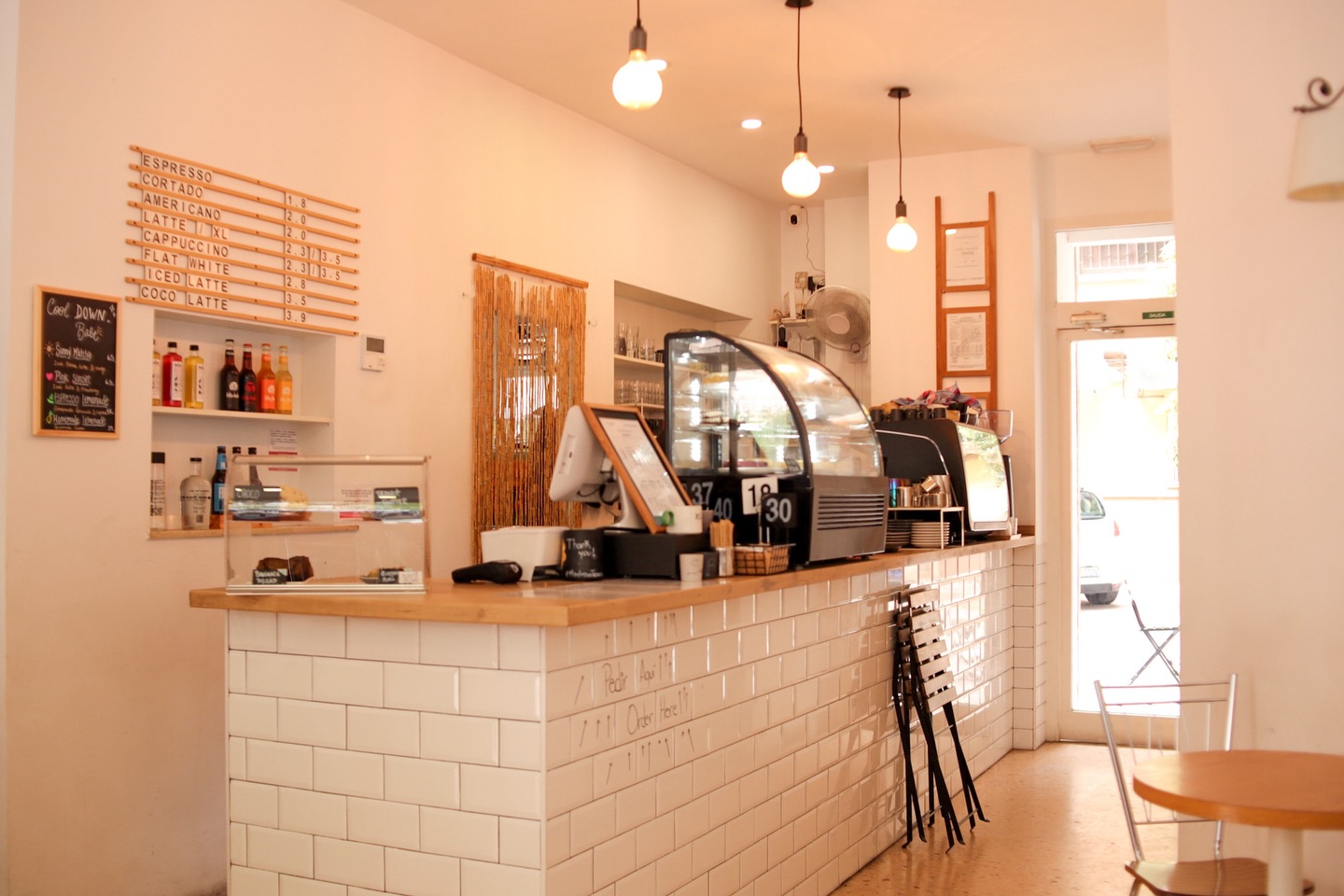 Ese momento en el que entras, huele rico, suena buena música y ya sabes que vas a comer de lujo.
Nuestros brunchs te hacen olvidar la mañana y los lunch combos son ese break que necesitas para recargar energías y disfrutar de verdad.
Buen ambiente, platos que sorprenden y un espacio pensado para que te sientas como en casa… pero mejor.
📩 Reserva y ven a vivir la experiencia Maybean
