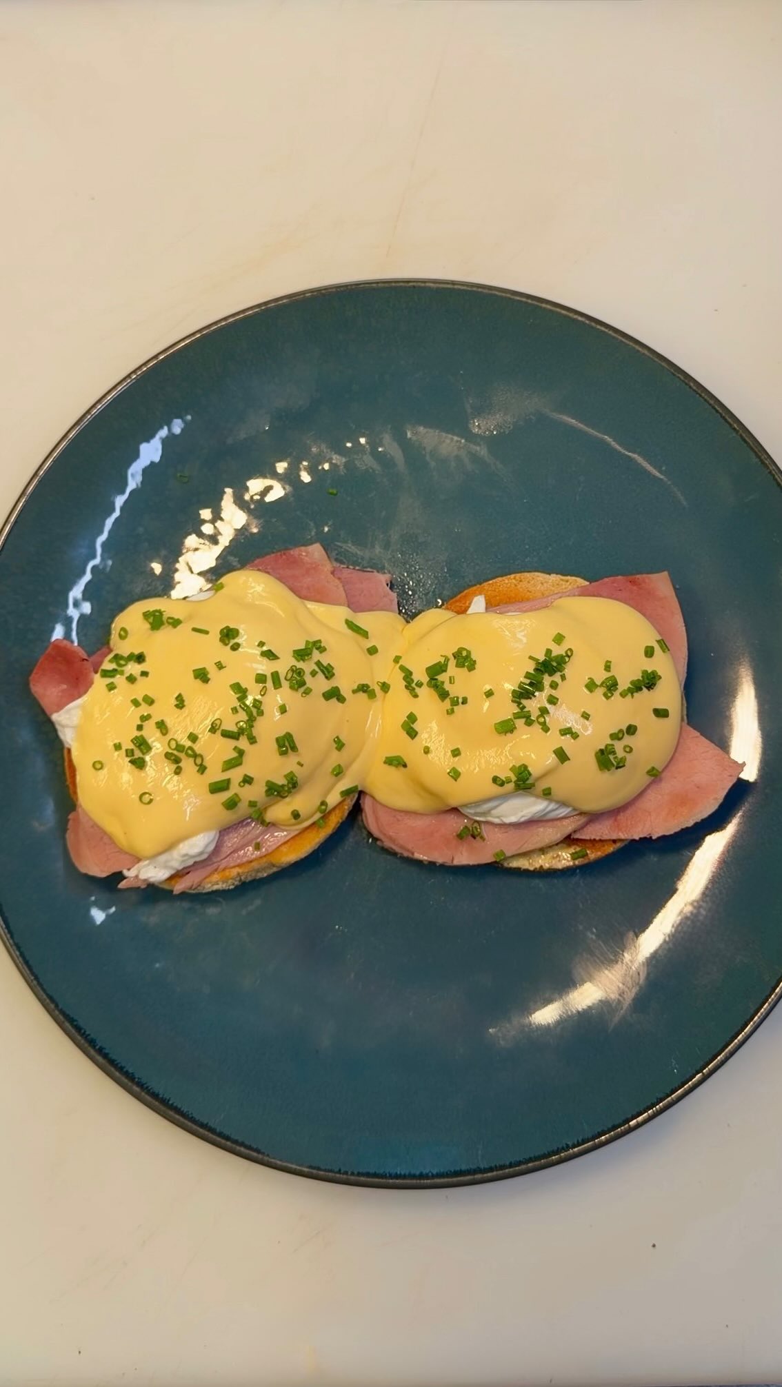 What goes better with a sunny day than perfectly runny poached eggs? 🍳🌤️
The Poached Identity: gammon ham or smoked salmon, English muffin, poached eggs, hollandaise sauce & chives 💛
This one’s definitely a must-try!
#hitchineats #brunchinhitchin #chillibhitchin #chillibs #hitchinlife #hertfordshireeats #visithitchin #hitchinbreakfast
