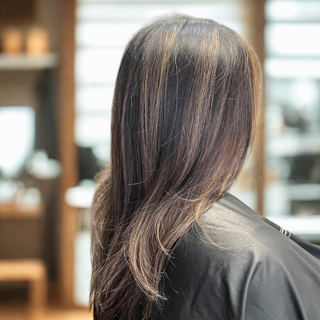 Subtle, low maintenance highlights. Let your hair live, let yourself live, have fun with your hair. This is easy maintenance for someone who wants to enhance their haircolor. Let’s talk!
.
.
.
#thebeautybffsalon #matthewrobertsalon
#easyhair #lowmaintenancehair #beauty
#haircolor #balyage #hairstylist #mn