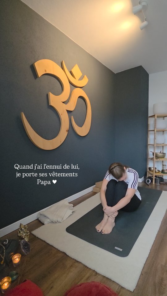 A l'arrivée des jours de fête je pense à toi.
Mon coeur d'enfant voudrait te serrer tellement fort pour sentir ton coeur battre contre le miens.
A présent je marche où tu marchais autrefois, là où les pierres, les arbres, les murs se souviennent de toi. Parfois un grincement de chaise, une porte qui s'ouvre, un inconnu qui traverse une route, m'emporte le temps d'un instant dans un monde d'antan. .. Ta voix murmure encore dans mes souvenirs, ton odeur s'efface gentiment, mais ton amour celui qui relie nos 2 coeurs est bien présent ici et maintenant, je le ressens si profondément.
Papa, tu me manques, je t'aime et merci d'avoir été si bon 🤍🙏🏻
En pensée avec toutes les personnes qui ont perdu un être cher 🙏🏻✨️