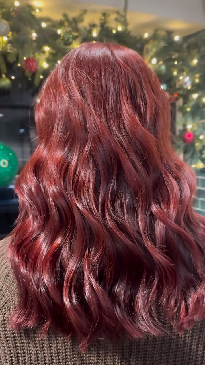 @marcuskadohair making this vibrant red using Redken Color Gel Oils, delivering rich pigment and unbelievable shine. Finished by @rubycoxhair with a fresh cut and style showing this vibrant colour off โค๏ธโจ
#kadohair #kado #sheffieldsalon #coloursalon #coloursalonsheffield #redken #redkensalon #sheffieldhair #styles #colour #trends #hair #hairstyles #haircolour #sheffieldhairdressers #hairdressers #haircut #hairsalon #stylist #sheffieldstylist #sheffield #redkenready