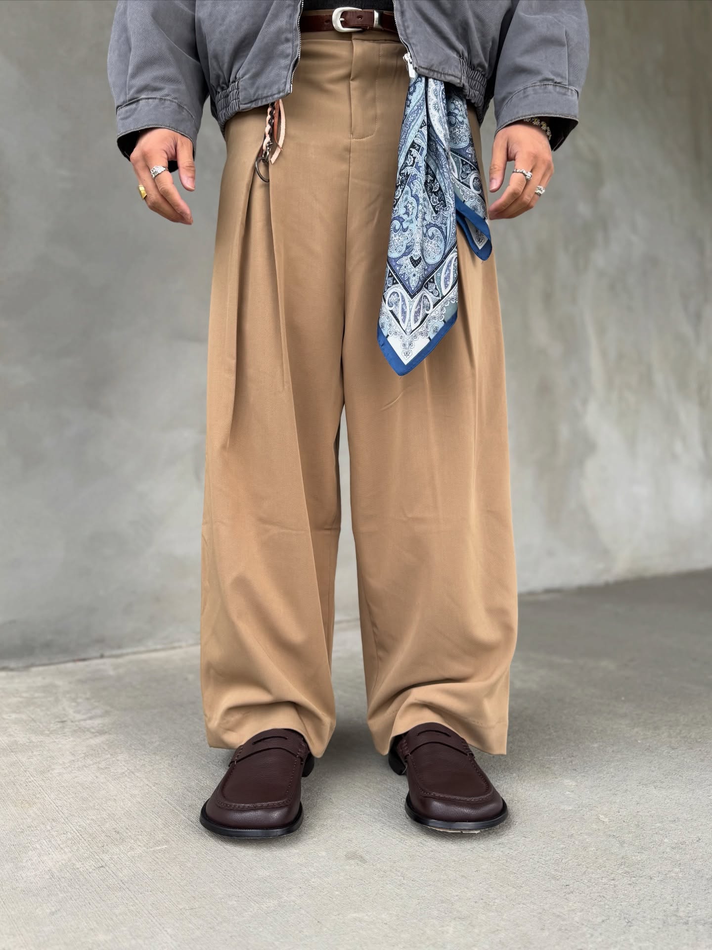 Like this look? Shop at www.highstreetporter.com
Search these keywords in the homepage
Sunglasses: GM Tetra
Jacket: MIU Chambray
Sweater: Colorblock Polo
Belt: Our Legacy
Pants: Low Crotch
Loafers: Campo
#miumiu #loewe #gentlemonster #ourlegacy #loewemen