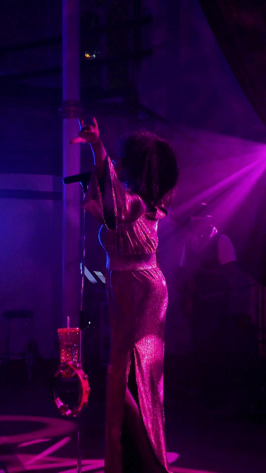 La fièvre du disco approche…!
Ce n’est pas juste un spectacle, c’est une ambiance, une nuit où tout le monde brille. Rachelle Jeanty débarque sur scène au Le Balcon le 21 novembre à 20h30 pour vous faire danser comme dans les années 70.
Les billets partent vite → lebalcon.ca
The disco fever is coming…
More than a show, it’s a vibe — a night where everyone shines. Rachelle Jeanty takes the stage at Le Balcon on November 21 at 8:30 PM to bring the 70s back to life.
Tickets are moving fast → lebalcon.ca
#DiscoQueen #RachelleJeanty #LeBalconMontreal