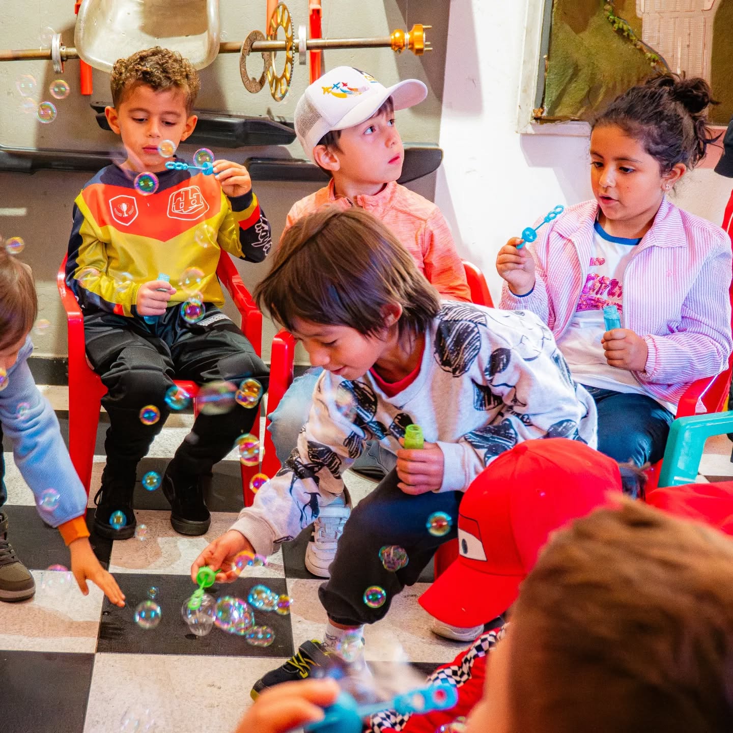 #tbt de pura emoción 🏎🌟.
El 8 y 9 de noviembre vivimos dos días inolvidables con 28 pilotos en el curso Básico y 12 pequeños cracks en Baby Max. ¡Gracias por confiar en la Escuela Colombiana de Karts!
¿Quieres cerrar el año acelerando? En diciembre tendremos dos fechas disponibles para que te sumes 🚀. ¡Separa tu cupo e inscríbete haciendo clic en el enlace del perfil!
#EscuelaDeKarts #CursosDeKarts #KartismoProfesional