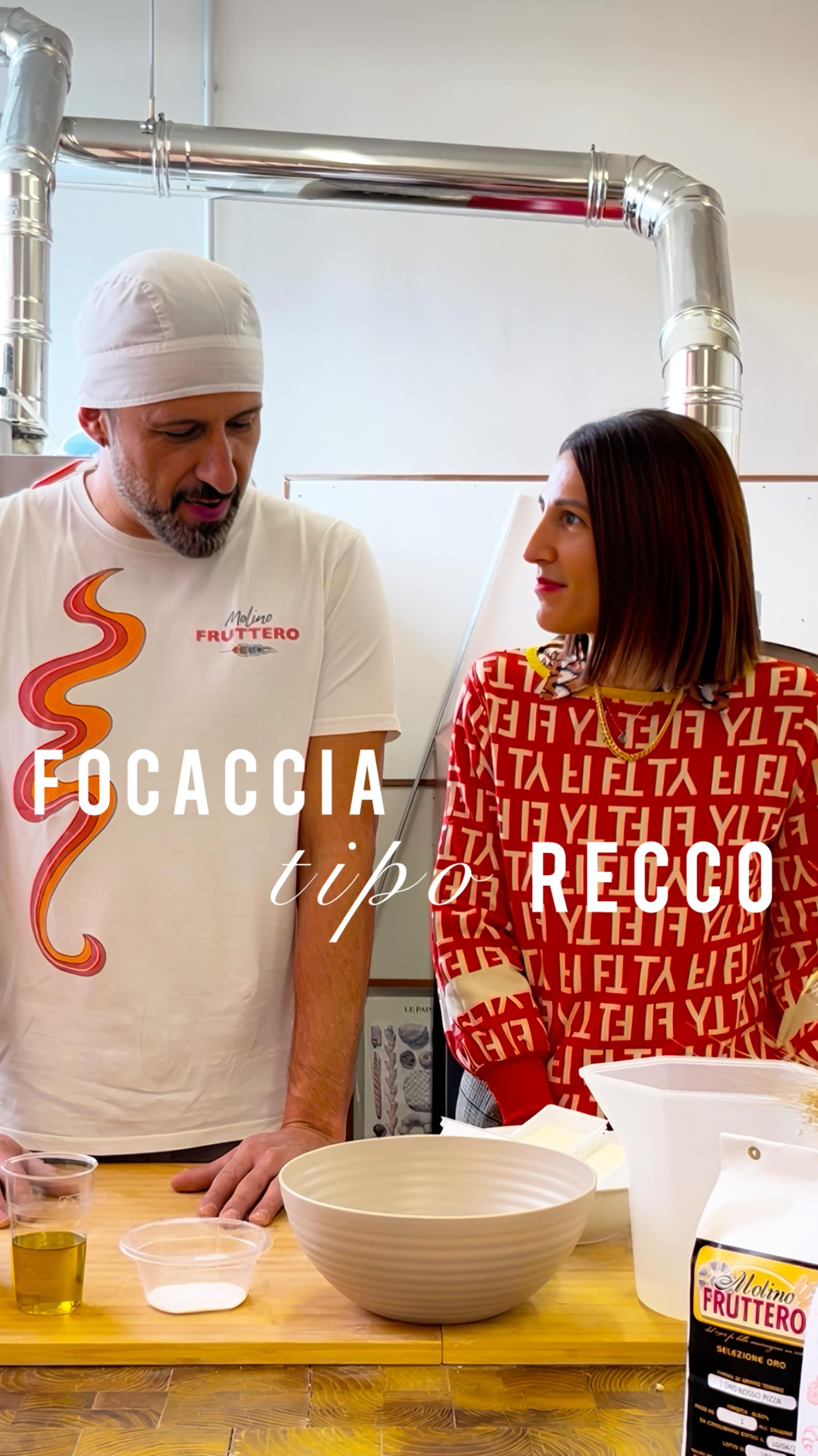 Oggi non sono nella mia cucina!
Per questa nuova puntata di “In cucina con Alessia, Valigia Infarinata” ho cambiato scenario e, per questa nuova ricetta a 4 mani, sono nella cucina di Gianluca, di @molinofruttero, luogo da cui arrivano sempre le farine che uso nelle mie ricette.
Tra chiacchiere, impasti e profumo di buono, oggi prepariamo una ricetta che adoro:
FOCACCIA TIPO RECCO (allo stracchino): Non ha bisogno di presentazioni… croccante fuori, filante dentro.
Ingredienti:
• 500 g farina tipo 0 W 350
• 250 ml acqua fredda
• 100 ml olio evo
• 13 g sale
• Stracchino o crescenza a sentimento ❤️
• (… niente lievito!)
1. Mescola la farina con l’acqua fino a ottenere un impasto omogeneo.
2. Aggiungi il sale e continua a lavorare.
3. Versa l’olio e impasta fino a raggiungere l’incordatura: l’impasto deve essere liscio, elastico e lucido.
4. Dividilo in due panetti, uno leggermente più grande dell’altro. Avvolgili nella pellicola e lasciali riposare 1 ora a temperatura ambiente.
5. Stendi entrambi i panetti prima con il mattarello e poi con le mani.
6. Ungi bene una teglia da forno e posiziona la prima sfoglia.
7. Distribuisci lo stracchino a pezzetti su tutta la superficie.
8. Copri con la seconda sfoglia e sigilla bene i bordi.
9. Fai dei piccoli buchi sulla superfice in corrispondenza dello stracchino: serviranno per far fuoriuscire il vapore e ottenere la perfetta croccantezza.
10. Spennella con olio, aggiungi una spolverata di sale e inforna a 240°C in forno statico (già caldo) per 15–20 minuti, finché la superficie non sarà dorata al punto giusto.
Ti avverto: quando esce dal forno… è impossibile resisterle!
💌 Se ricrei questa focaccia, manda una foto a @valigiainfarinata: ti ripubblico nelle mie storie!
E se questa ricetta a 4 mani ti è piaciuta…
Lasciaci un ♥️ per sostenerci!
#valigiainfarinata #incucinaconalessia #molinofruttero #ricettefacili #focacciadirecco #focacciaalformaggio #traditionalfοod #stracchino #impastare #cucinareinsieme #foodbloggeritaliani #italianfoodlover #fattoincasa