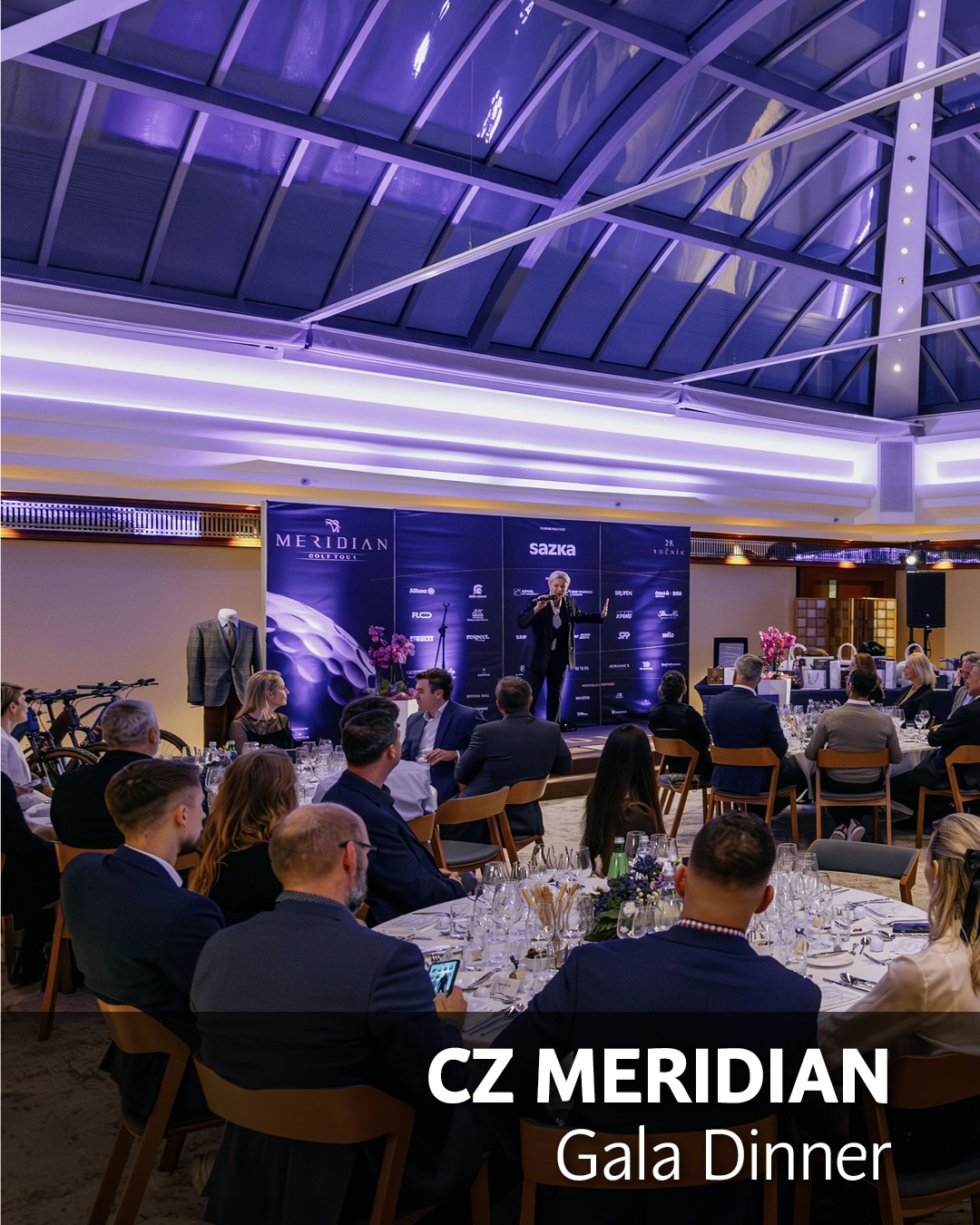 🇨🇿🏆 Sezóna 2025 je za námi a Meridian Golf Tour 2026 už klepe na dveře!
V luxusním hotelu @almanacxalcronprague jsme si užili nejen skvělou večeři, ale také slavnostní vyhlášení vítězů Meridian Golf Tour 2025. Putovní trofej s 28letou tradicí má opět nového hostitele!
Krásný sál, výtečné jídlo a oduševnělý, emotivní výkon Renaty Drössler. Nečekaná báseň @marty.chmelik , která by si sama zasloužila ocenění za dokonalý přednes. Tombola, která potěšila i ty, kteří tentokrát neskončili na předních příčkách tour. To vše – a mnohem víc – vytvořilo atmosféru letošní závěrečné Meridian Gala Dinner.
Ceny předal ambasador Tour @radek_stepanek a ocenili jsme vítěze jednotlivých kategorií. Hlavními výhrami byla elektrokola @levitbike.czsk a klubové sako od @delor_slovanskydum . Díky partnerům @klararott, @steinerkovarik_cz, @diamond_club.cz a @foodritual.cz jsme navíc rozdali řadu dalších cen v meridiení tombole. Děkujeme! 👏⛳️
🥇 Celkový vítěz 2025 si kromě trofeje odnesl také pobyt na Mauriciu od @constancehotels.
Nejprestižnější česká golfová tour opět posouvá laťku — a my už připravujeme nezapomenutelnou sezónu 2026.
Děkujeme všem partnerům tour za jejich podporu a hlavně za to, co do tour vnášejí: úsměv, pozitivní energii, přátelskou atmosféru a vše krásně lidské, jehož součástí jsme už 28 let. Vaše pochvaly a vlídná slova nás dojímají a potvrzují, že to, co společně budujeme, budujeme správně. Děkujeme!
Let’s play! ⛳️
Váš CONNEA tým 💚
#meridiangolftour #almanacX #radekstepanek #galadinner #golf