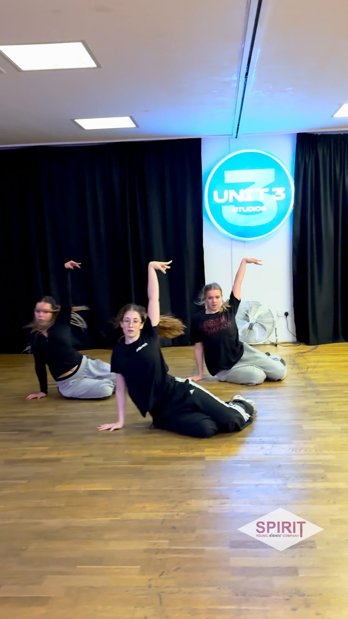 Fierce work from our seniors who’ve been working with the wonderful @kaioxleyy in commercial ❤️🔥
•
•
#spiritydc #dance #training #londondance #TeamSpirit #danceteam #dancecompany #dancecompetition #competitivedance
#lovedance #london #jazz #lyrical #commerical