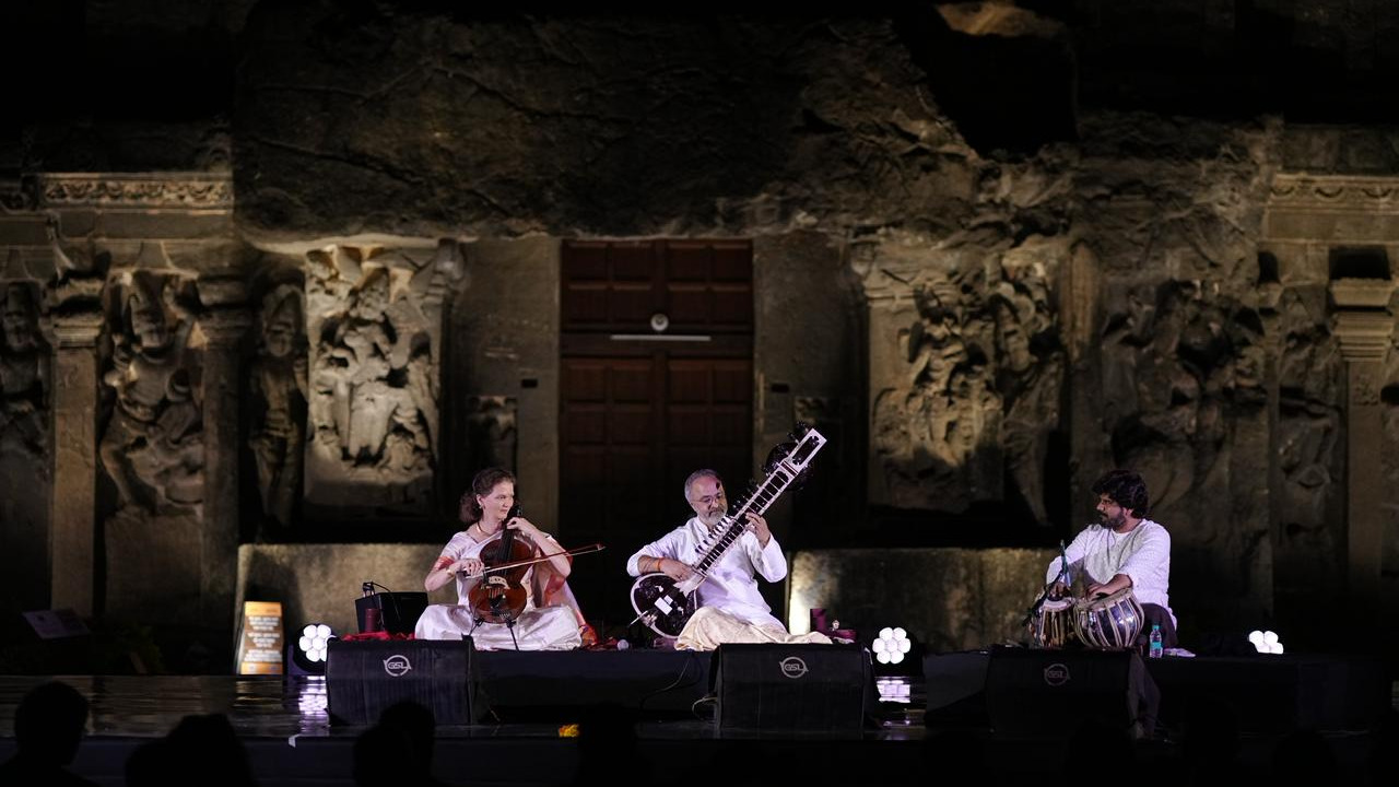 A historic symphony recreated - where classical ragas meet ancient rock-cut acoustics. Music that transcends time by Pandit Ravi Shankar and Yehudi Menuhin, performed by Pt. Shubhendra Rao and Saskia Rao-de Haas
#AIKYAM2025 #SOPAAN #UN #MinistryOfTourism #UNESCO #MaharashtraTourism