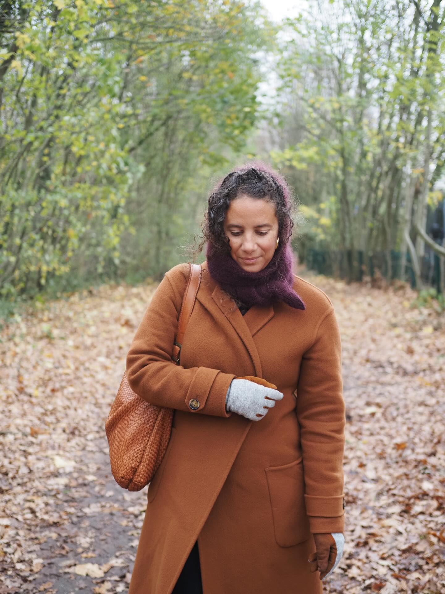 On est remonté quelques jours en région parisienne. L’occasion se balader dans la forêt comme on le faisait quand on habitait là.
L’occasion de faire aussi passer un vrai crash test à ma capuche écharpe Nina avec les températures parisiennes bien froides.
Et crash test validé ✌🏽
Nina sera disponible dans 2 tailles. Ici c’est la taille 1.
Vous pourrez retrouver NINA en version papier et code de téléchargement pdf sur mon stand K042 au salon @salonsdiy & et en ligne dès la semaine prochaine. 🍂
Fils . Alpaca 2 et mohair soie @isageryarn
.
.
#atelieremilie #ateliermiliedesigns
#knitting #knitweardesigner #mohairaddict
#tricotété #summerknitting knit knitting knitter
#tricot #strikk tricot #jeportecequejetricote
#ninabyae #ninabyae