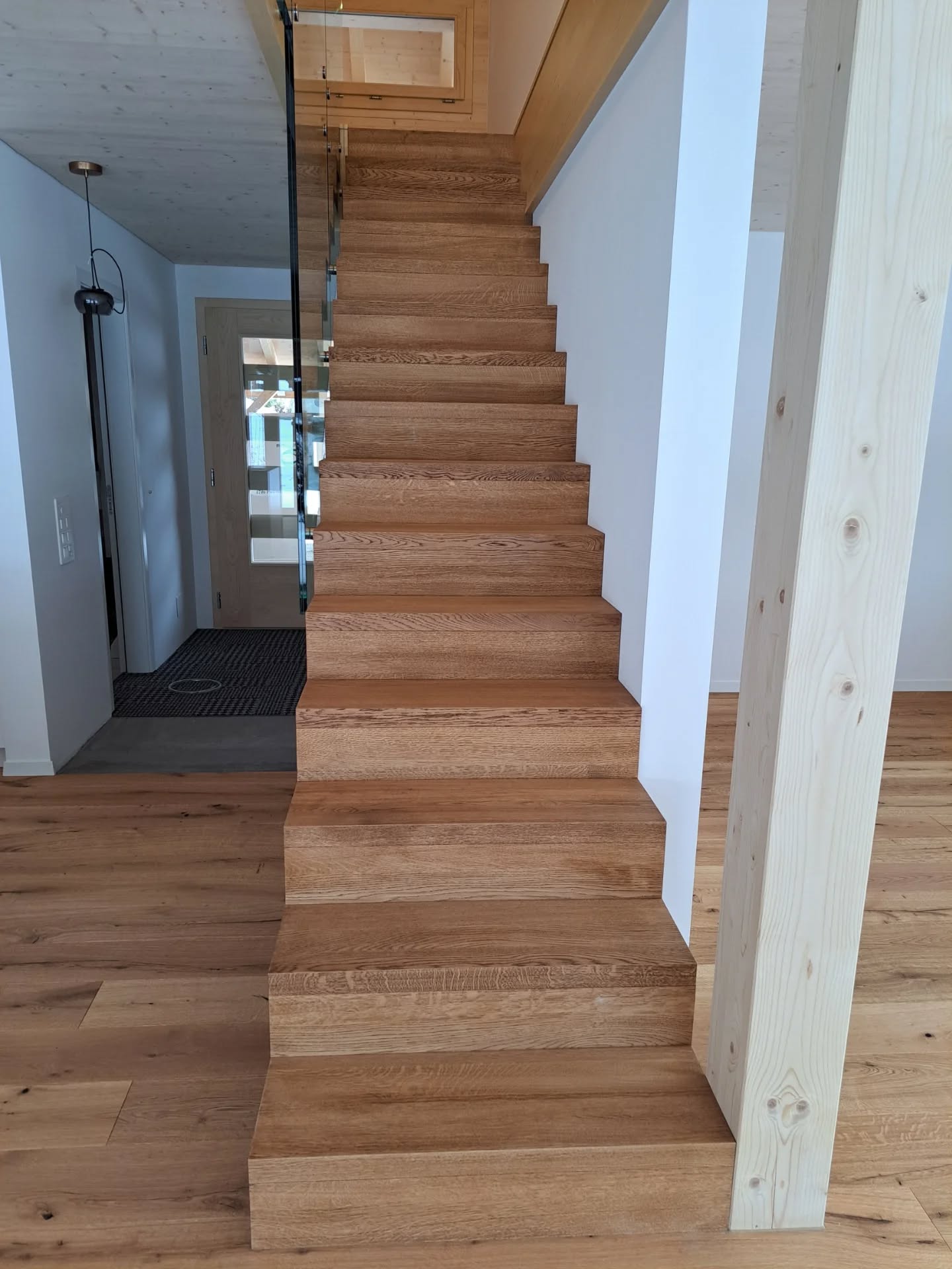 Swipez pour voir tous les angles 👉
Escalier autoportant en chêne : une structure qui s'affirme par elle-même.
Fixations invisibles à la paroi, garde-corps en verre qui n'a qu'un rôle de sécurité... Tout est pensé pour que le bois reste la star de l'espace 🤩
📍 Projet : Chalet neuf
🪵 Matériau : Chêne huilé teinté
✨ Particularité : Fixations invisibles, design épuré
Votre prochain projet mérite un escalier à la hauteur ! DM ou lien en bio 📩
.
.
.
.
.
.
.
#escalier #chêne #autoportant #chalet #menuiserie #escaliersurmesure #architectureinterieure #artisan #bois #designinterieur #chaletdesign #escalierdesign #surmesure #construction