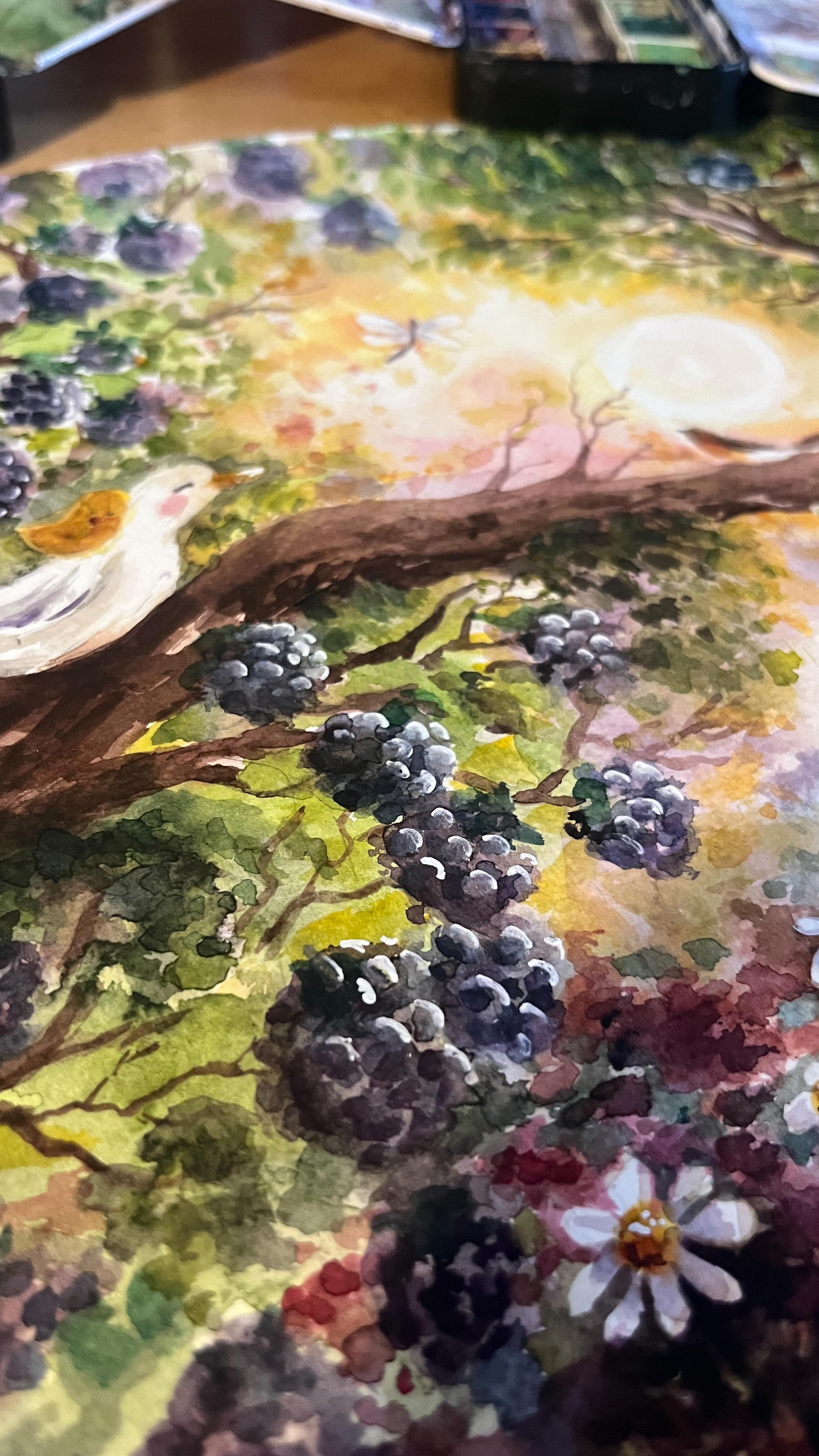 🚨DIT IS HELEMAAL NIET ZOALS HET HOORT….. of toch wel? 😜
Ik had dit beeld in mijn gedachten. Vogels tussen de bessen. Grote bessen, kleine vogels, die zich wanen in een soort snoepwinkel van fruit, met op de achtergrond het heerlijke zonnetje van het vroege voorjaar. 🥰 een beeld dat misschien niet levensecht is, maar wel een verhaal vertelt en je meeneemt in een klein sprookje.
Ik had het er laatst over met meerdere klanten. Klanten die met mij een gesprek hadden over maatwerk en over het “kloppen” van een beeld. Het kloppen van hoe dieren er echt uitzien en de juiste planten bij het juiste seizoen. Wat bloeit wanneer en klopt dat wel met een voorjaarscollectie of een winterkaart. Nu vind ik dat best wel leuk om het erover te hebben, want eigenlijk klopt er bij mij vaak geen bal van. Egels op de hoogste takken… hazen met hoedjes op😆 Roodborstjes die kleiner zijn dan de meeste bloemen en lieveheersbeestjes die uit de kluiten zijn gewassen. Het is een beeld vanuit mijn gedachten, waarmee ik mijn aquarelkunst maak. Het klopt juist vaak niet, maar dat hoeft ook niet. Ik wil geen perfectie, maar wel een verhaal dat jou meevoert in dezelfde gedachtenstroom. Dat je bij alles wat je ziet, nog verder wil kijken, kunt dromen en nog meer ontdekt!
En wat betreft kaarten voor klanten, die maak ik ook heel graag met veel liefde een stuk kloppender. Dat ik niet realistisch schilder is nou eenmaal zo, maar ik vind het zo nu en dan ook echt heel mooi om het wat beter te laten overeenkomen met de realiteit en hoe het “hoort”😍
#romyillustrations #romyillustrationsstationary #aquarelle #aquarelleart #stationery