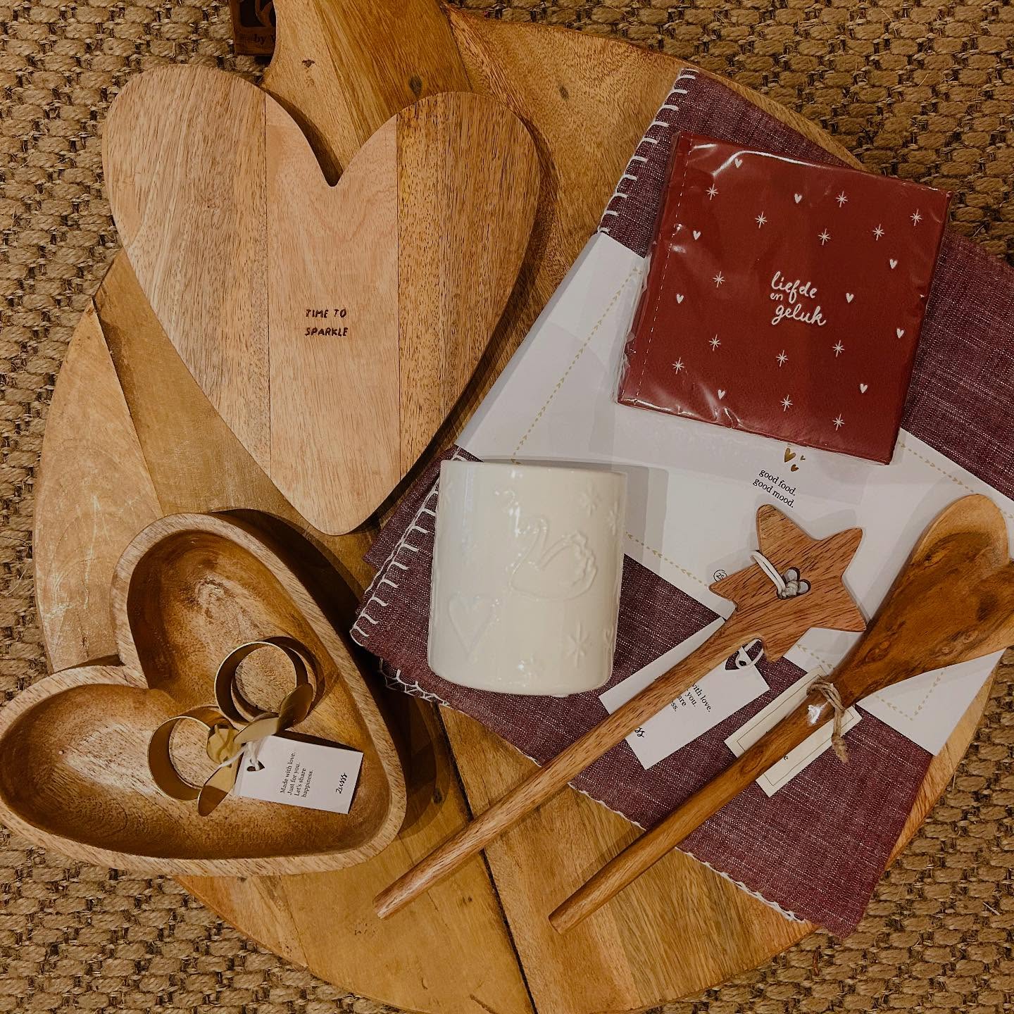 ✨ Warmte, stijl & een vleugje magie — dat is Zusss.
Deze houten pollepels, fijne accessoires voor de borrel, prachtig tafelkleed en warme kleuren in hun collectie brengen direct gezelligheid in huis. Perfect om jezelf of een ander mee te verwennen. 🧡
Kom voor deze en meer cadeautjes gezellig bij ons langs. Elke week vullen we de winkel aan met nieuwe items.
#zusss #cadeau #kerstkado #schagchelstraat