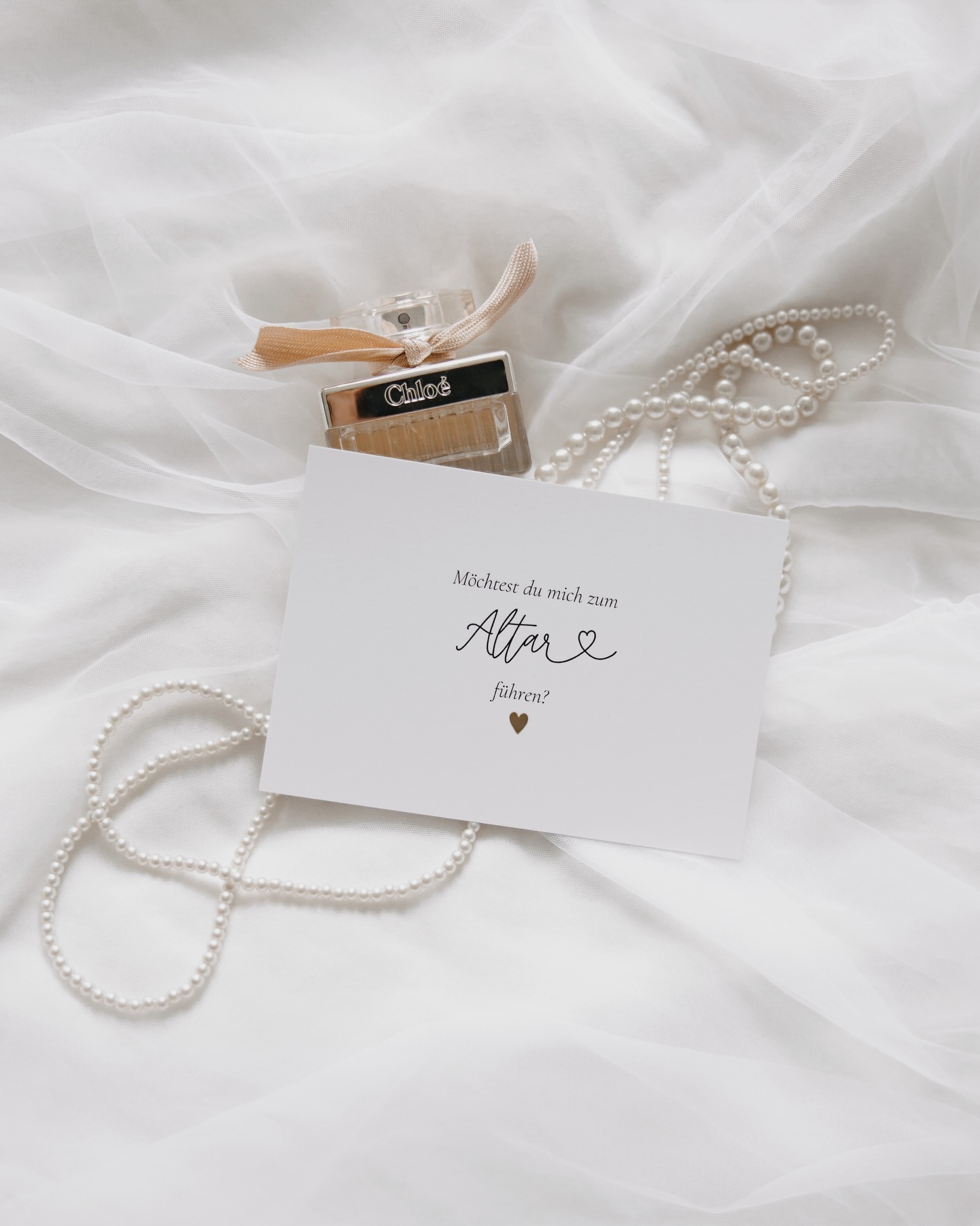 🎄 Jetzt die perfekte Idee für unter den Weihnachtsbaum!
Wenn du deinem Papa, deiner Mama oder einem anderen Herzensmensch eine einzigartige Überraschung machen möchtest, ist diese Karte mit der Frage „Möchtest du mich zum Altar führen?” einfach perfekt.
Schlicht, schön und voller Bedeutung – für ein Weihnachtsfest, das in Erinnerung bleibt. 🤍✨
Jetzt im Shop entdecken und einen Herzensmoment verschenken.
•
•
•
#willstdumichzumaltarführen #weihnachtsgeschenk #geschenkideeweihnachten #bridetobe #bridetobe2026 #verlobt #hochzeit2026 #hochzeitspapeterie
📷 by @rebeccakirsch.fotografie