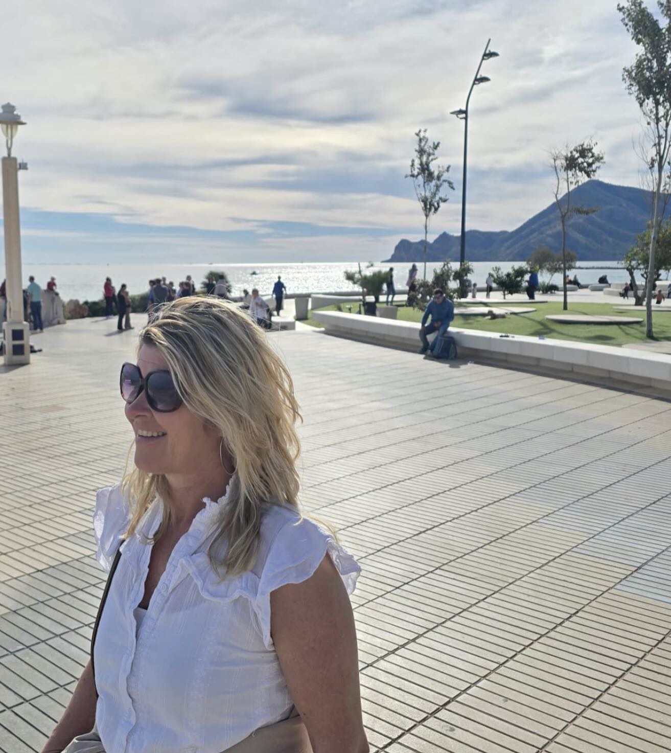 Het universum beweegt door mij heen in alles wat ik doe. Als ik reis, als ik creëer, als ik stil ben kan ik het duidelijk ervaren.
Het is alsof elke vorm, elke lijn, een zachte herinnering is dat ik geleid word door iets groters dan ik kan verklaren. Ik hou van dit gevoel. Weten dat er een plan is waar ik onderdeel van ben.
Dat geldt natuurlijk ook voor jou. Ook jij kunt dit voelen of deze stem horen. Als je de tijd neemt. Als je stil genoeg bent. We hebben allemaal een innerlijk weten.
In deze nieuwe fase van mijn leven
opent zich een andere stem in mij;
helderder, wijzer, stiller. Ik probeer woorden te vinden voor deze reis om het te kunnen delen met jou.
Misschien omdat jij in jouw transformatie ook kan zien dat dit wat je nu meemaakt precies de bedoeling is van het leven.
Creatie is mijn nieuwe taal geworden. Het is een plek waar ik mezelf ontmoet zoals ik nu ben. Een plek die veiligheid en vertrouwen biedt.
Met mijn handen luister ik, met mijn hart volg ik en in elke nieuwe vorm ontvouwt zich een stukje waarheid. 🥰
Liefs Daniëlle
✨❤️
#intuïtie
#vertragen
#creëren
#overgang
#vrouwelijkleiderschap
#innerlijkwerk
#zielswerk
#herinnerwiejebent
#artfromthesoul
#innerlijkekracht
#zielerust
#bewustzijn
#levenspad
#universum
#energiestroom
#vrouwelijkheid
#transformatie
#intuïtiefcreëren
#sacredfeminine
#nieuwetijdsvrouw