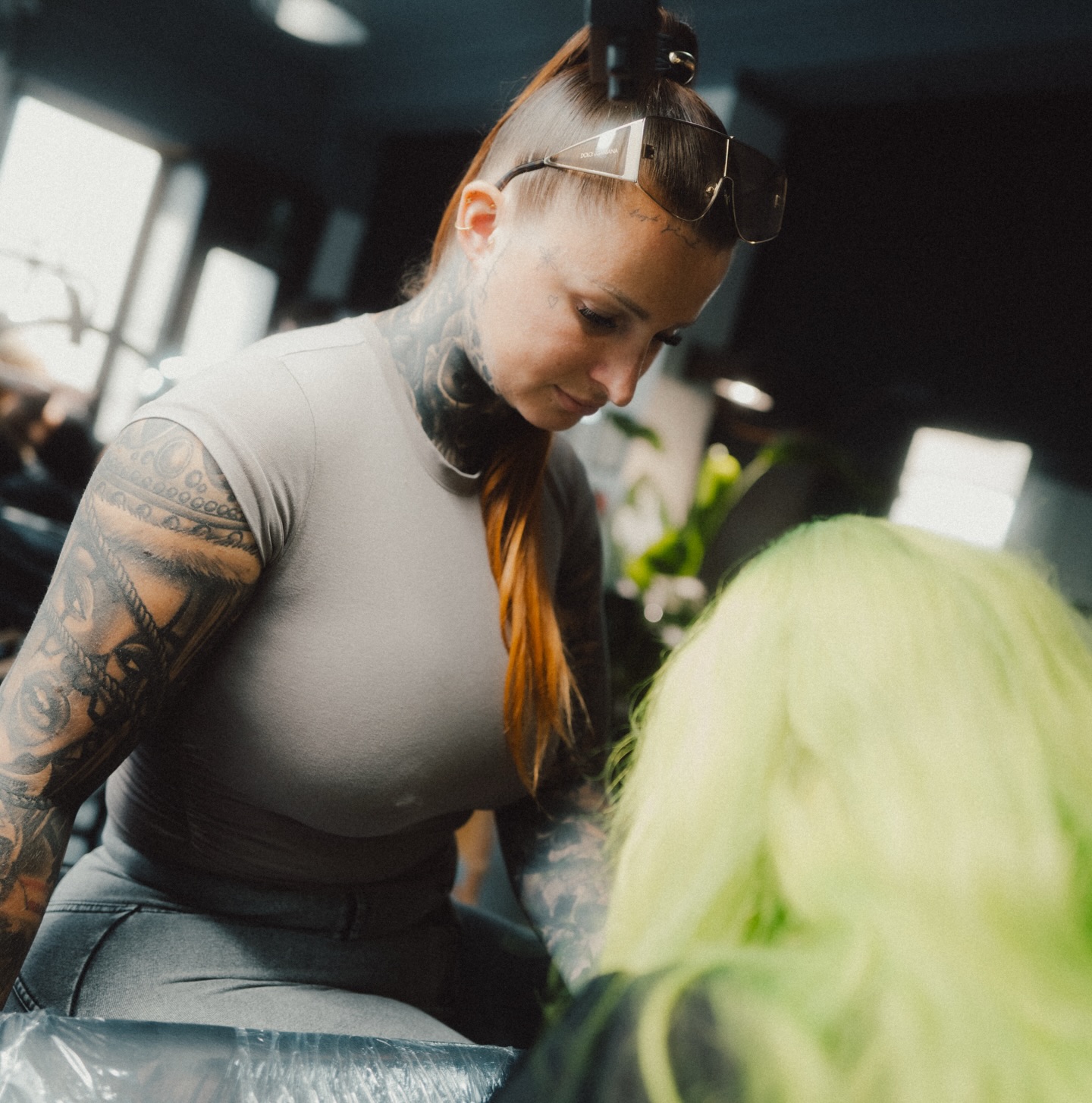 Wenn dein Tattoo mehr Konzentration braucht als deine Steuererklärung. 😅🖤
Feine Tattoos, große Liebe zum Detail – genau dafür bin ist @vickyhope_tattoo da.
Wer ist bereit für ein neues Realistic Ink Upgrade? 📸 by @mbmediaworld
#realistictattoo #finelinetattoo #microtattoo #tattoostudio #thepigmentgallery